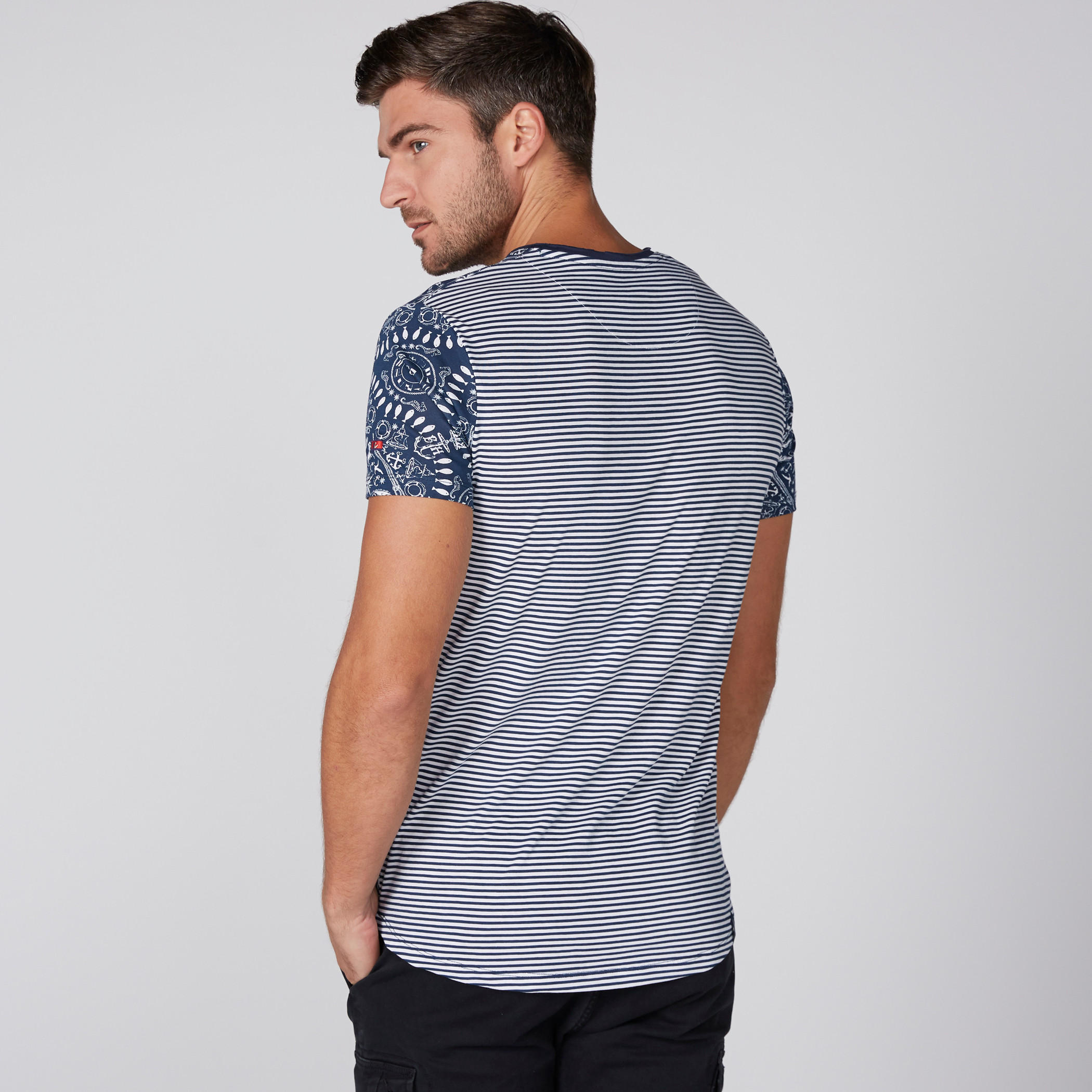 تيشيرت بياقة مستديرة وأكمام قصيرة وطبعات بيينج هيومان-men-clothing-tshirtsandpolos-tshirts-image-4