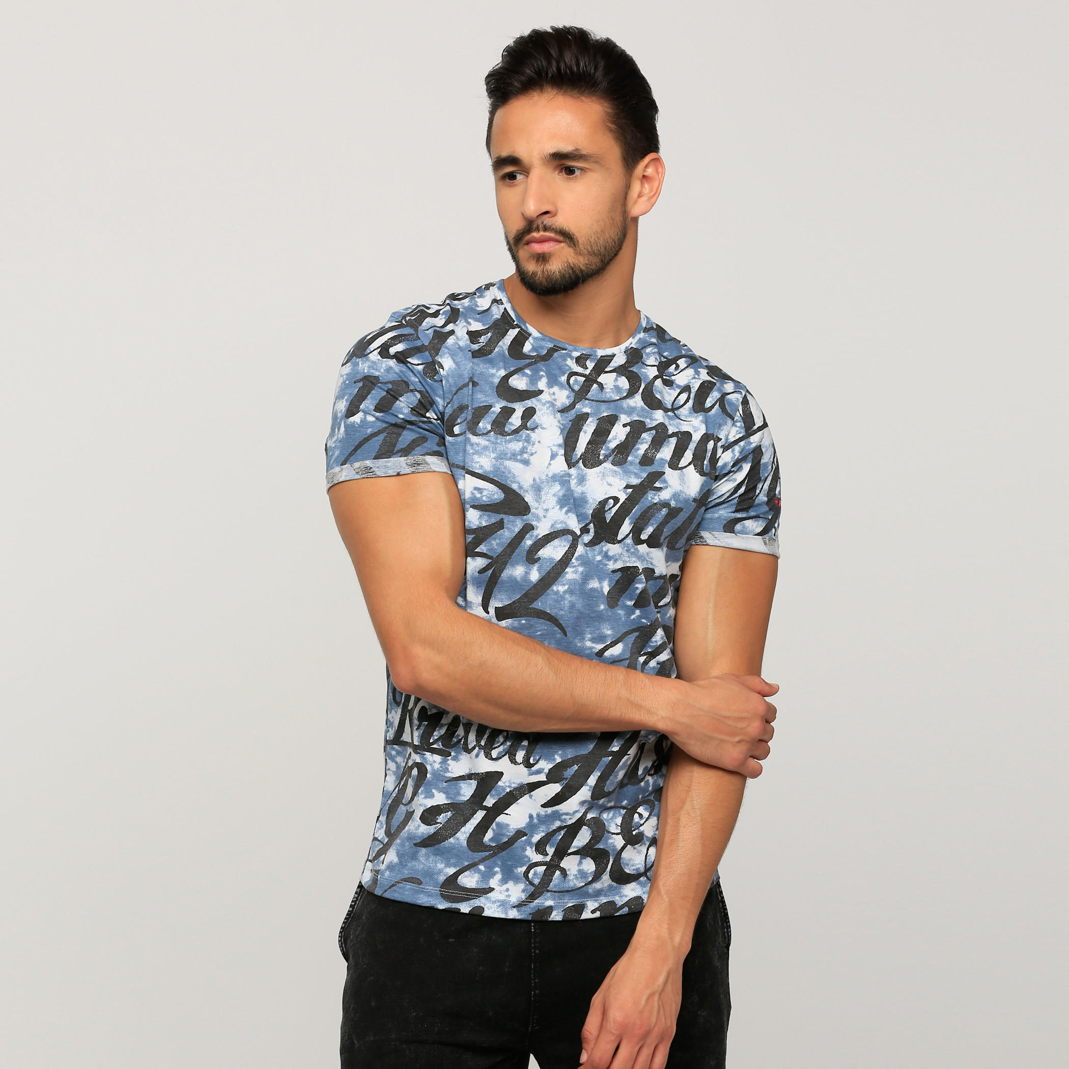 تيشيرت بطبعات وأكمام قصيرة وياقة مستديرة من بيينج هيومان-men-clothing-tshirtsandpolos-tshirts-image-1