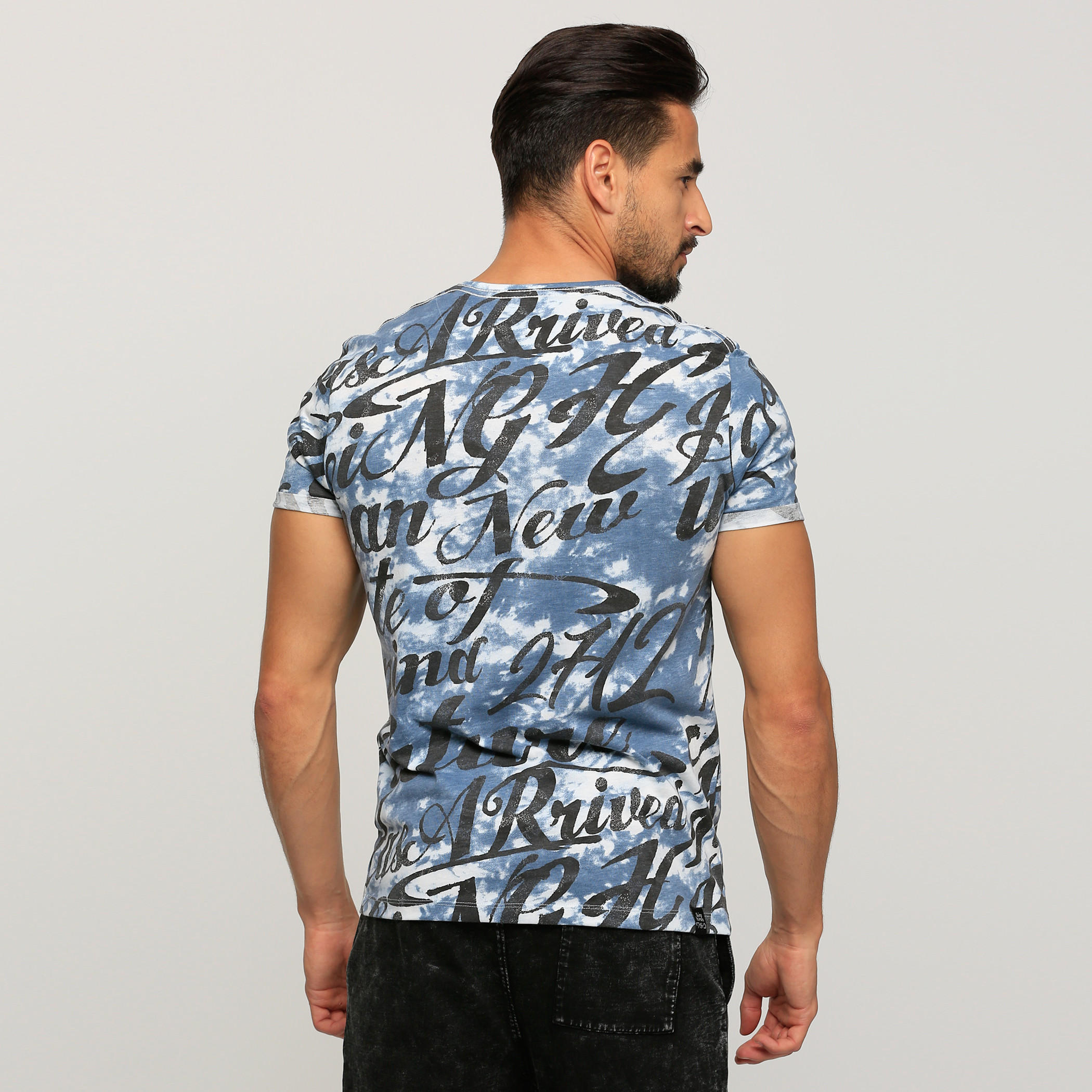 تيشيرت بطبعات وأكمام قصيرة وياقة مستديرة من بيينج هيومان-men-clothing-tshirtsandpolos-tshirts-image-2