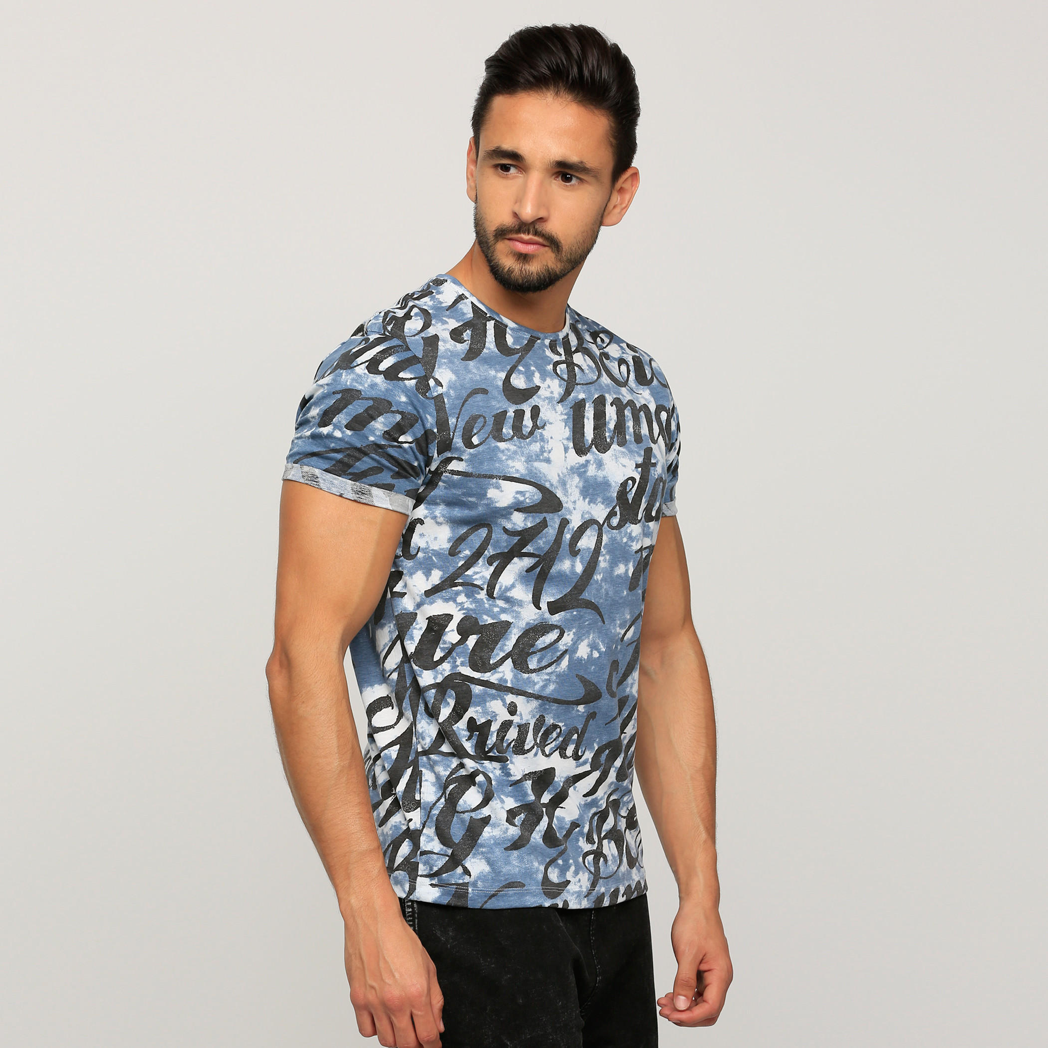 تيشيرت بطبعات وأكمام قصيرة وياقة مستديرة من بيينج هيومان-men-clothing-tshirtsandpolos-tshirts-image-3