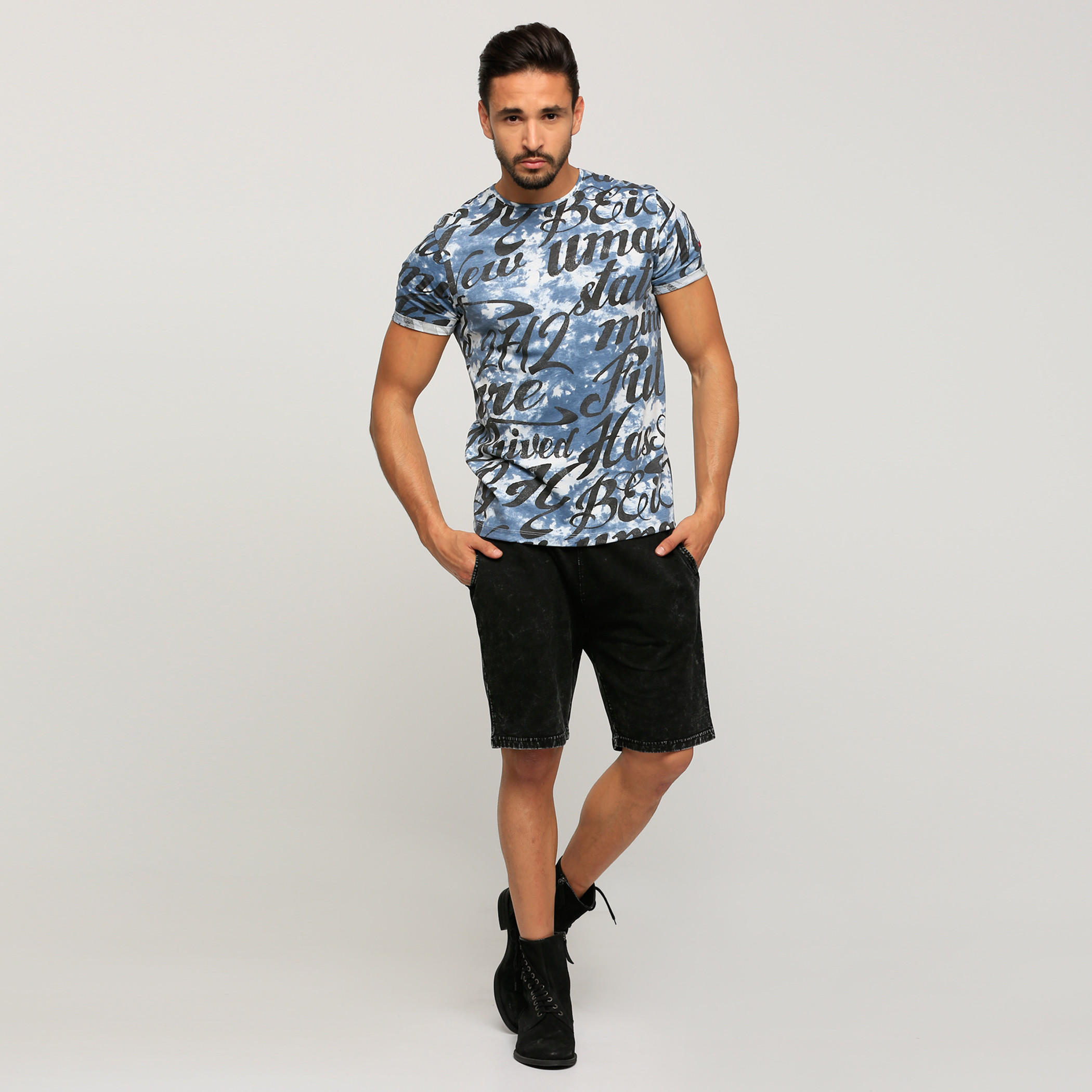 تيشيرت بطبعات وأكمام قصيرة وياقة مستديرة من بيينج هيومان-men-clothing-tshirtsandpolos-tshirts-image-5