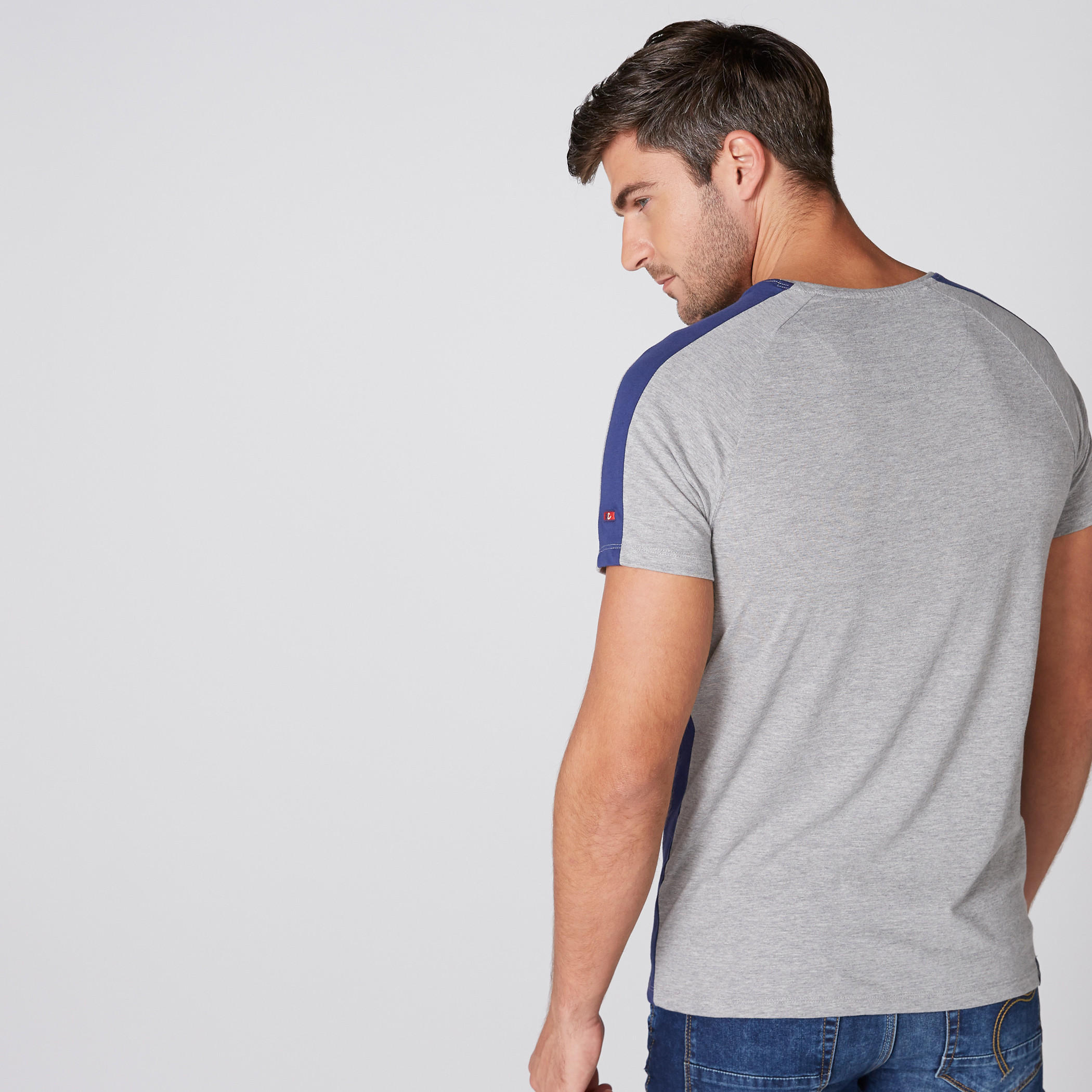 تيشيرت بياقة مستديرة وأكمام قصيرة وطبعات بيينج هيومان-men-clothing-tshirtsandpolos-tshirts-image-3