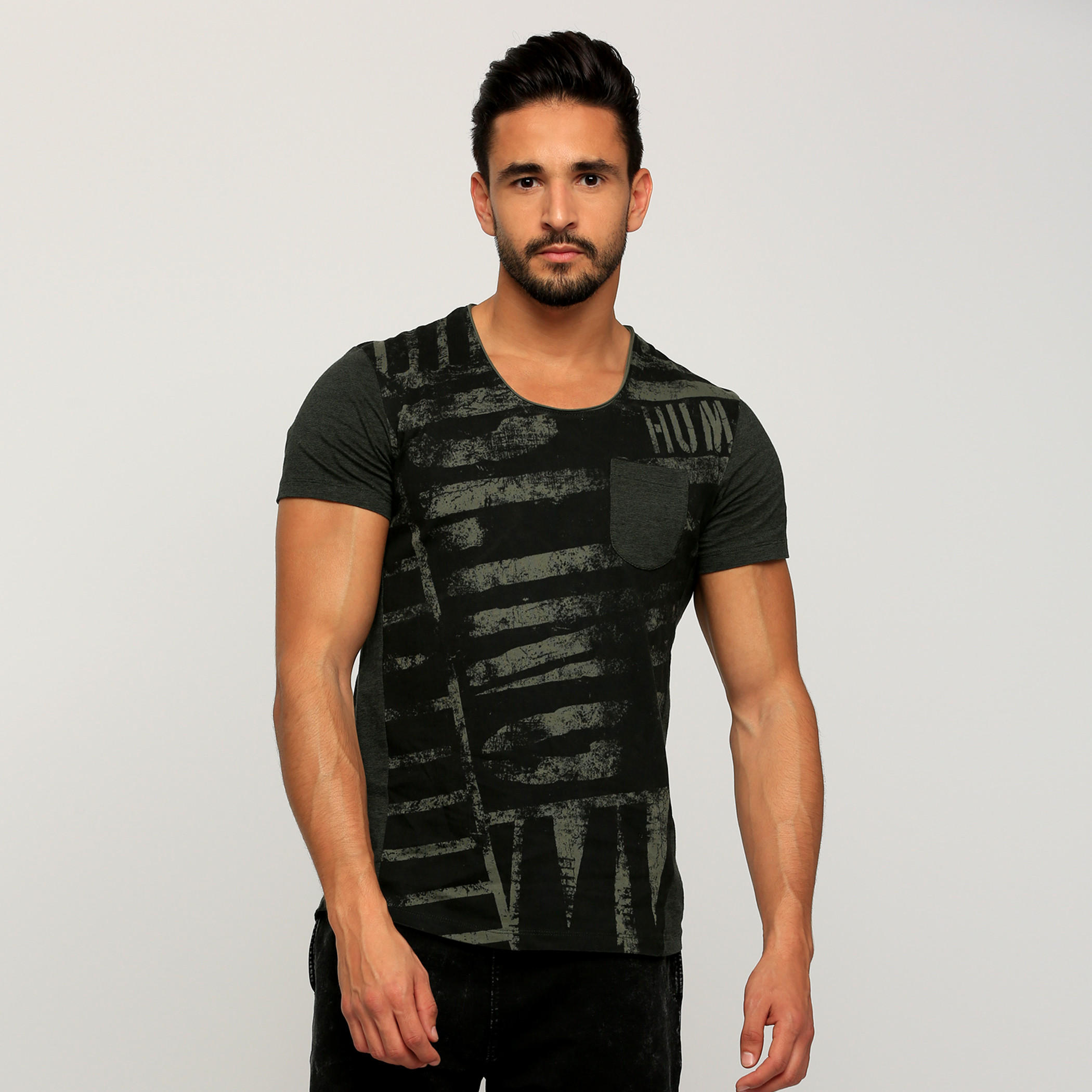 تيشيرت بطبعات وأكمام قصيرة وياقة مستديرة من بيينج هيومان-men-clothing-tshirtsandpolos-tshirts-image-1