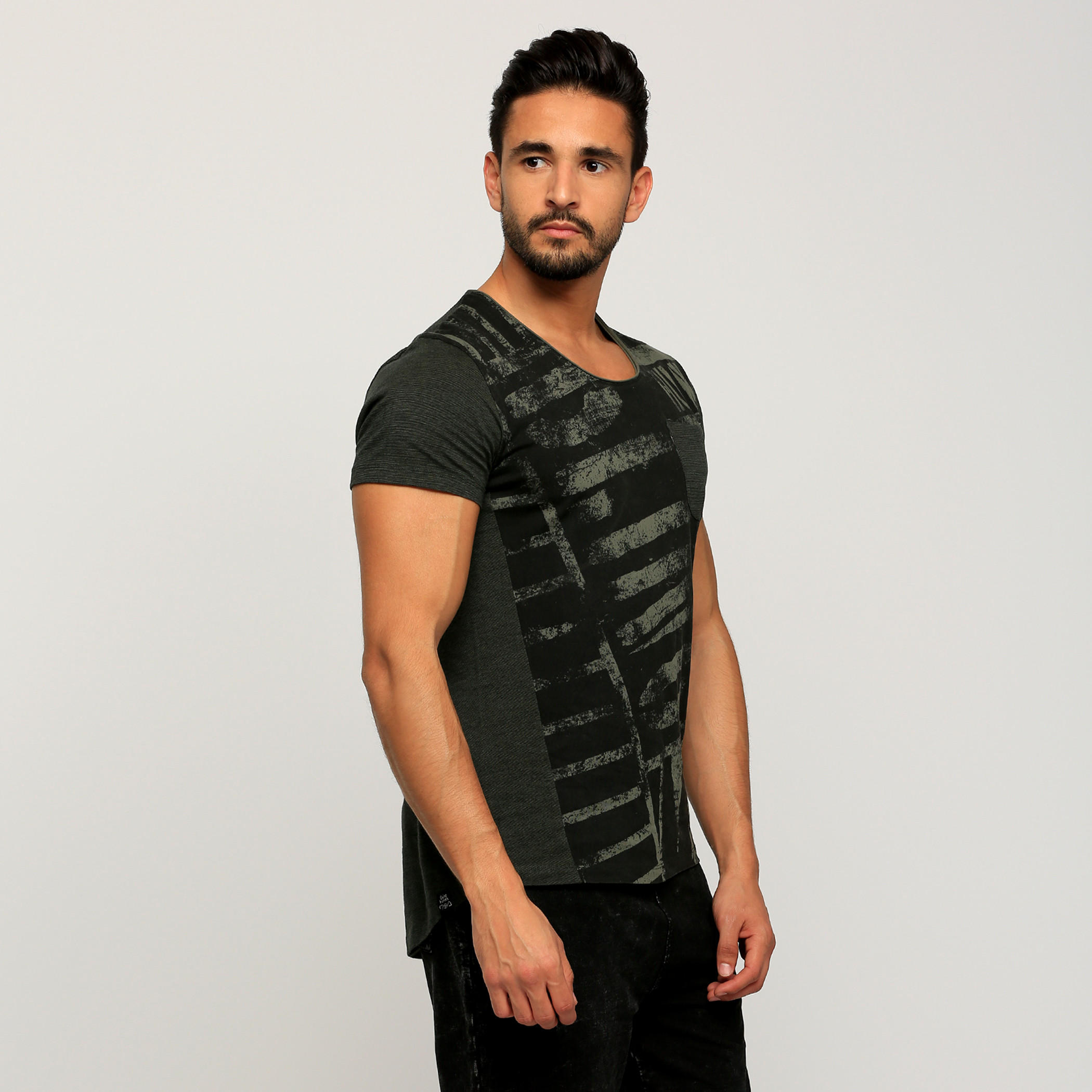 تيشيرت بطبعات وأكمام قصيرة وياقة مستديرة من بيينج هيومان-men-clothing-tshirtsandpolos-tshirts-image-3