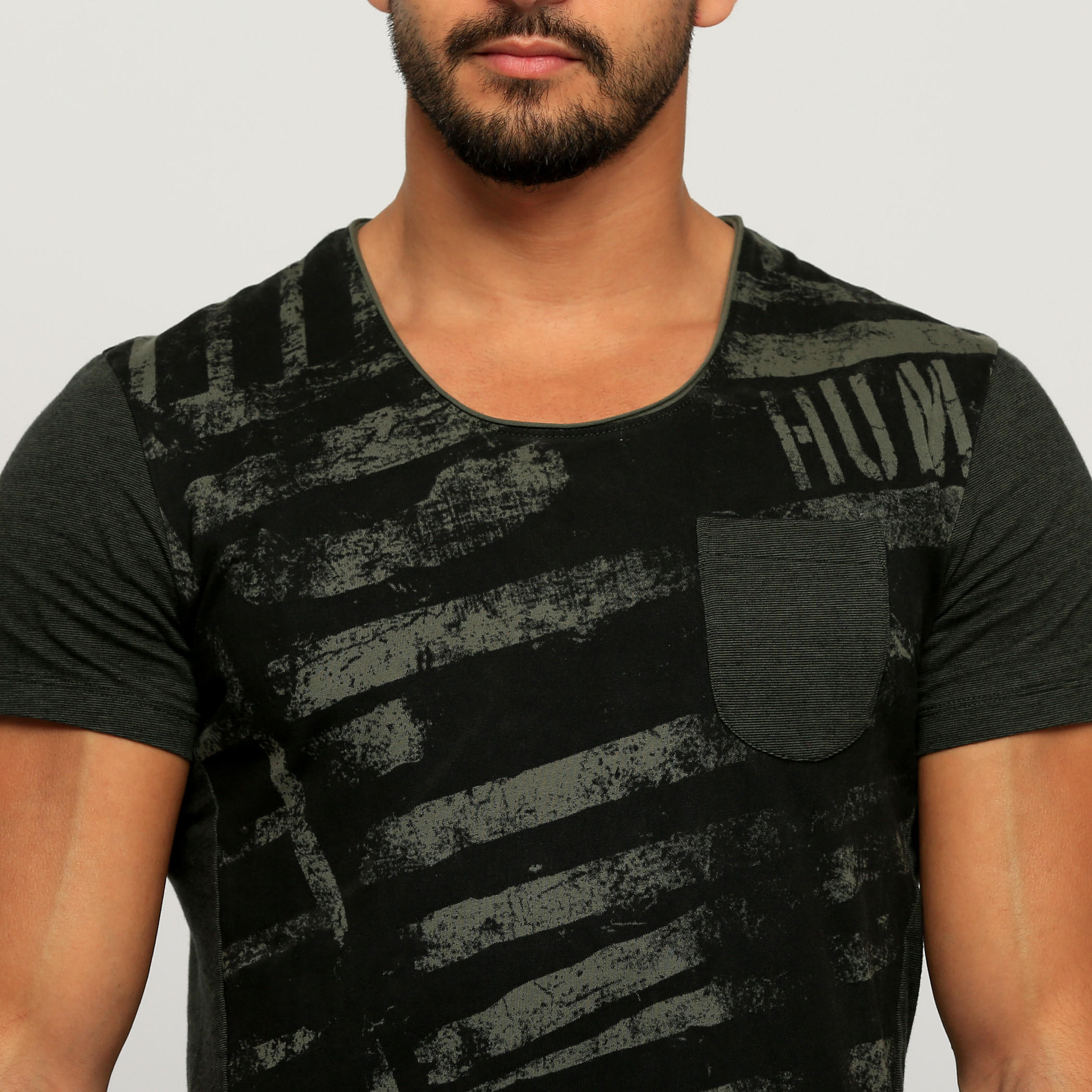 تيشيرت بطبعات وأكمام قصيرة وياقة مستديرة من بيينج هيومان-men-clothing-tshirtsandpolos-tshirts-image-4