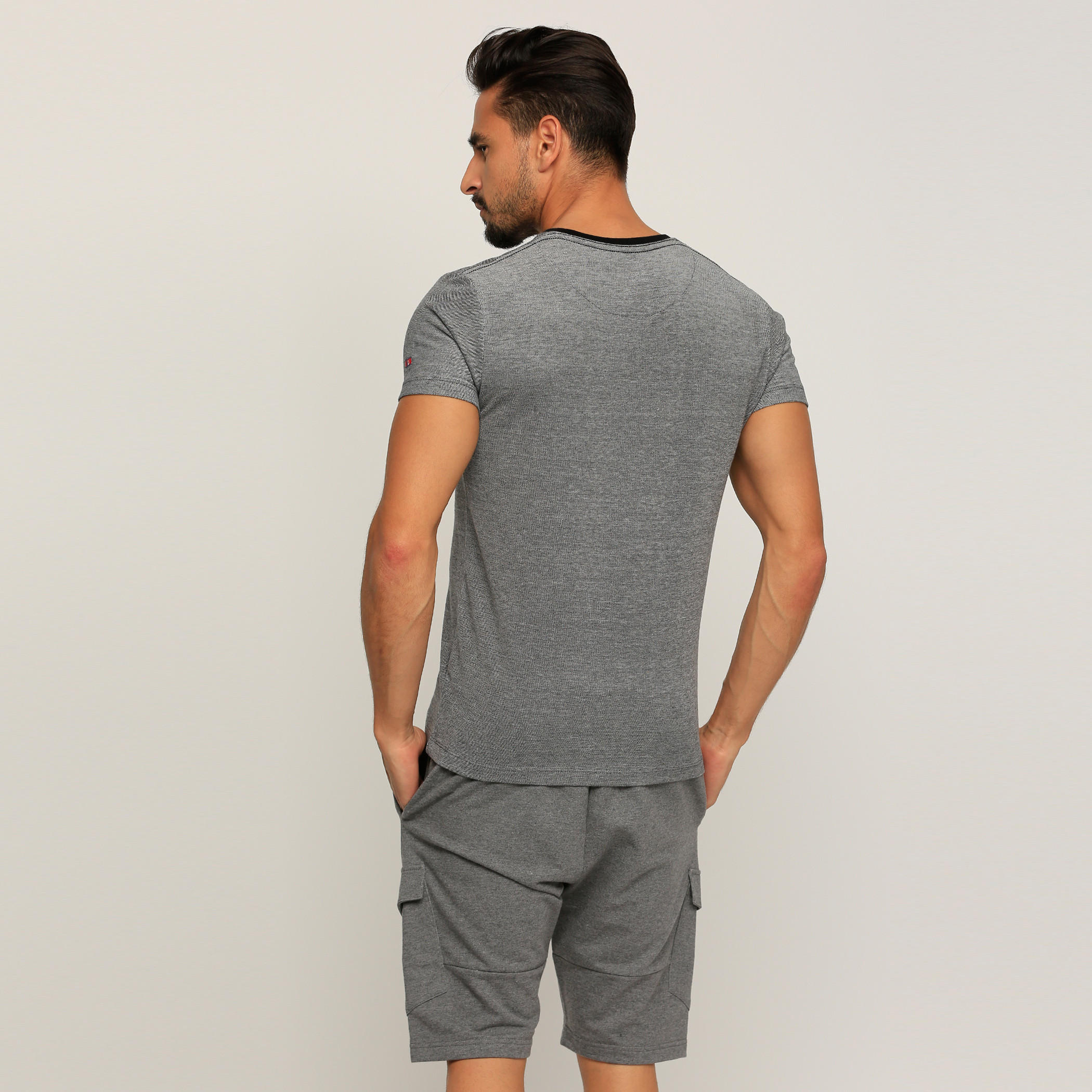 تيشيرت بياقة مستديرة وأكمام قصيرة مع طبعات بيينج هيومان-men-clothing-tshirtsandpolos-tshirts-image-2