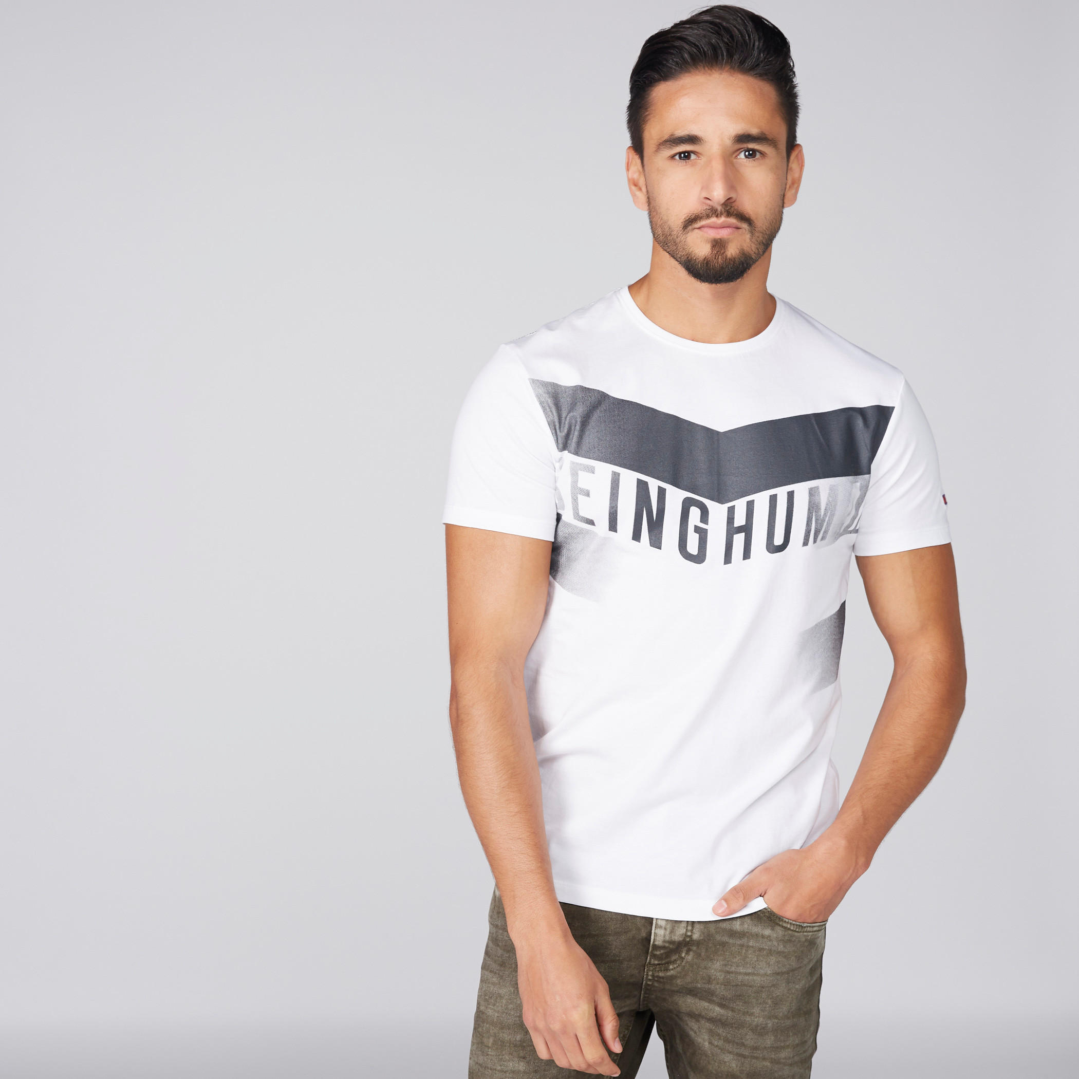 تيشيرت بياقة ضيّقة وأكمام قصيرة وطبعات بيينج هيومان-men-clothing-tshirtsandpolos-tshirts-image-1