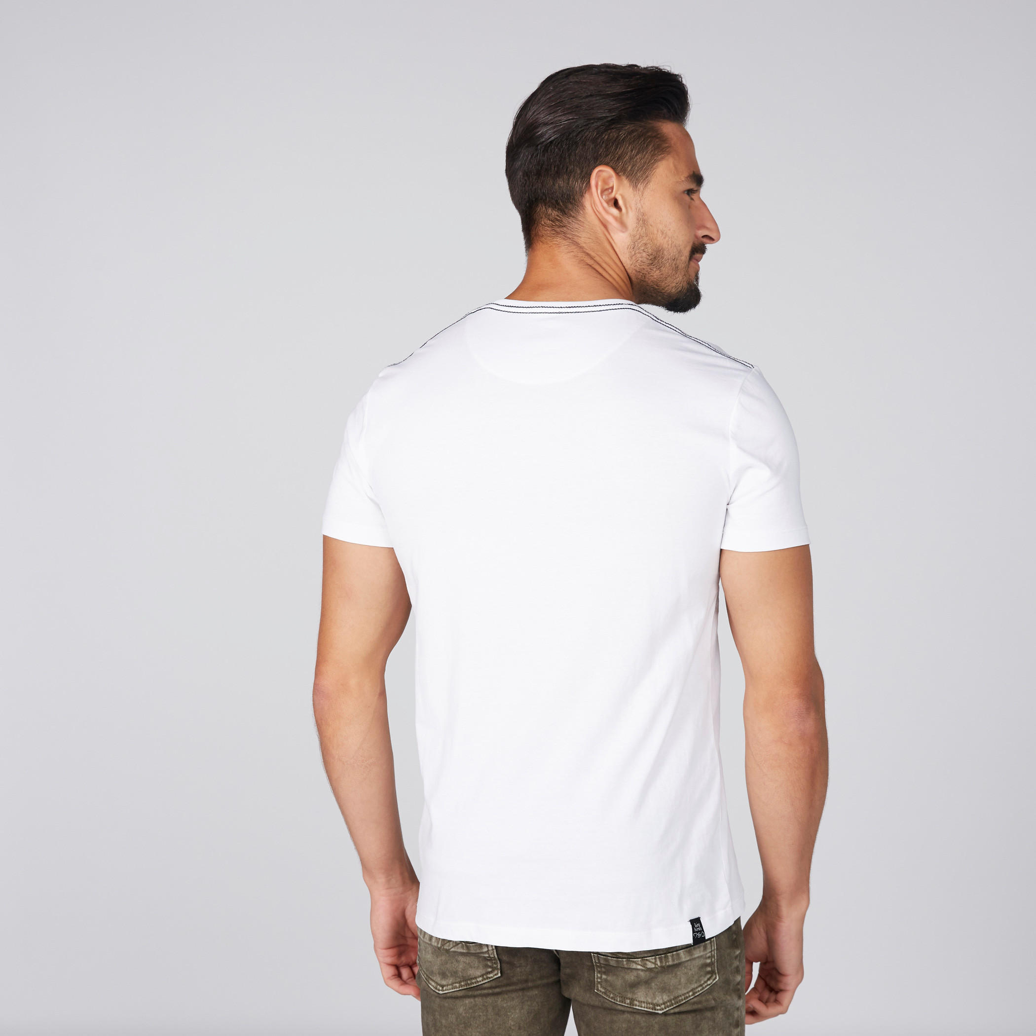 تيشيرت بياقة ضيّقة وأكمام قصيرة وطبعات بيينج هيومان-men-clothing-tshirtsandpolos-tshirts-image-2