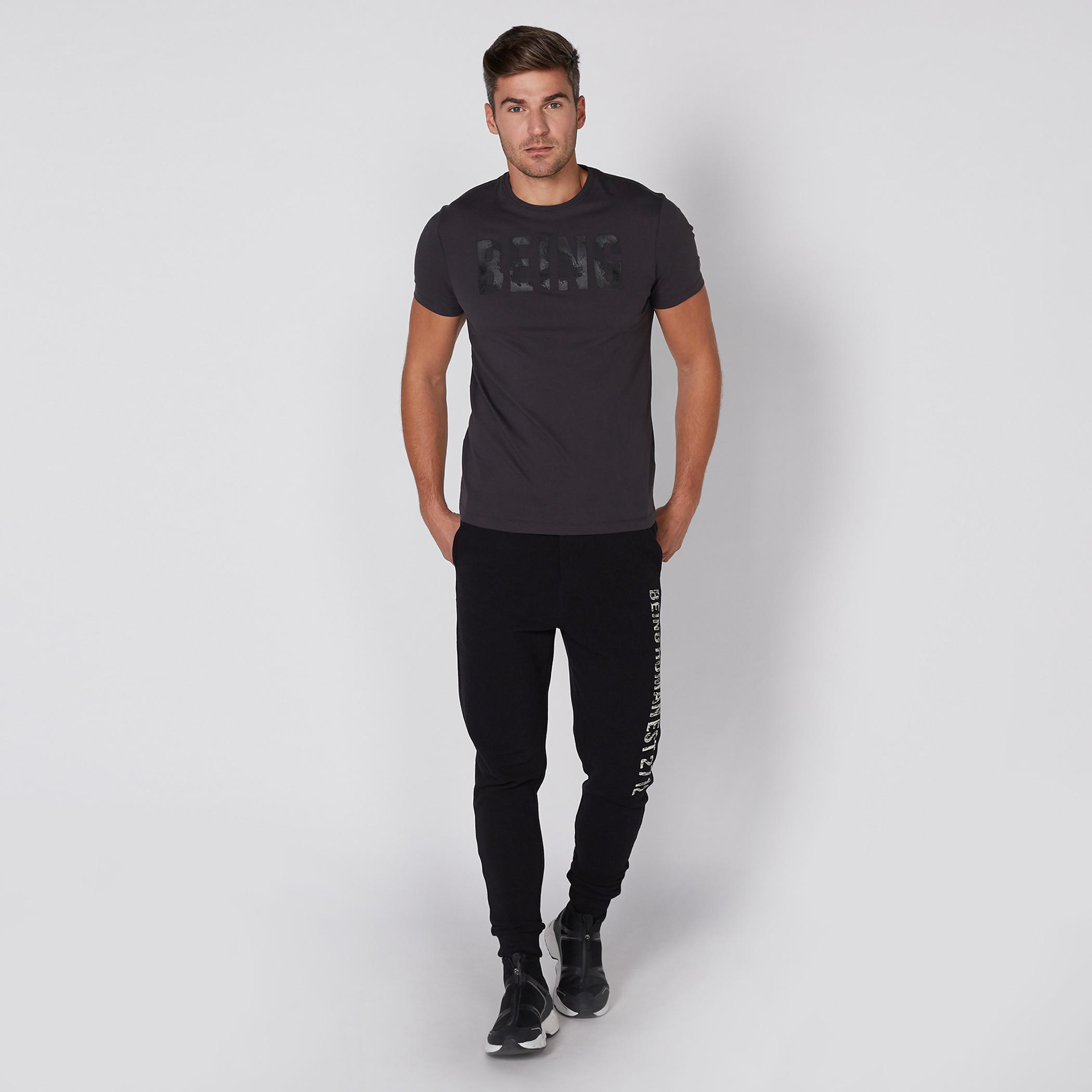 تيشيرت بياقة مستديرة وأكمام قصيرة مع طبعات بيينج هيومان-men-clothing-tshirtsandpolos-tshirts-image-2