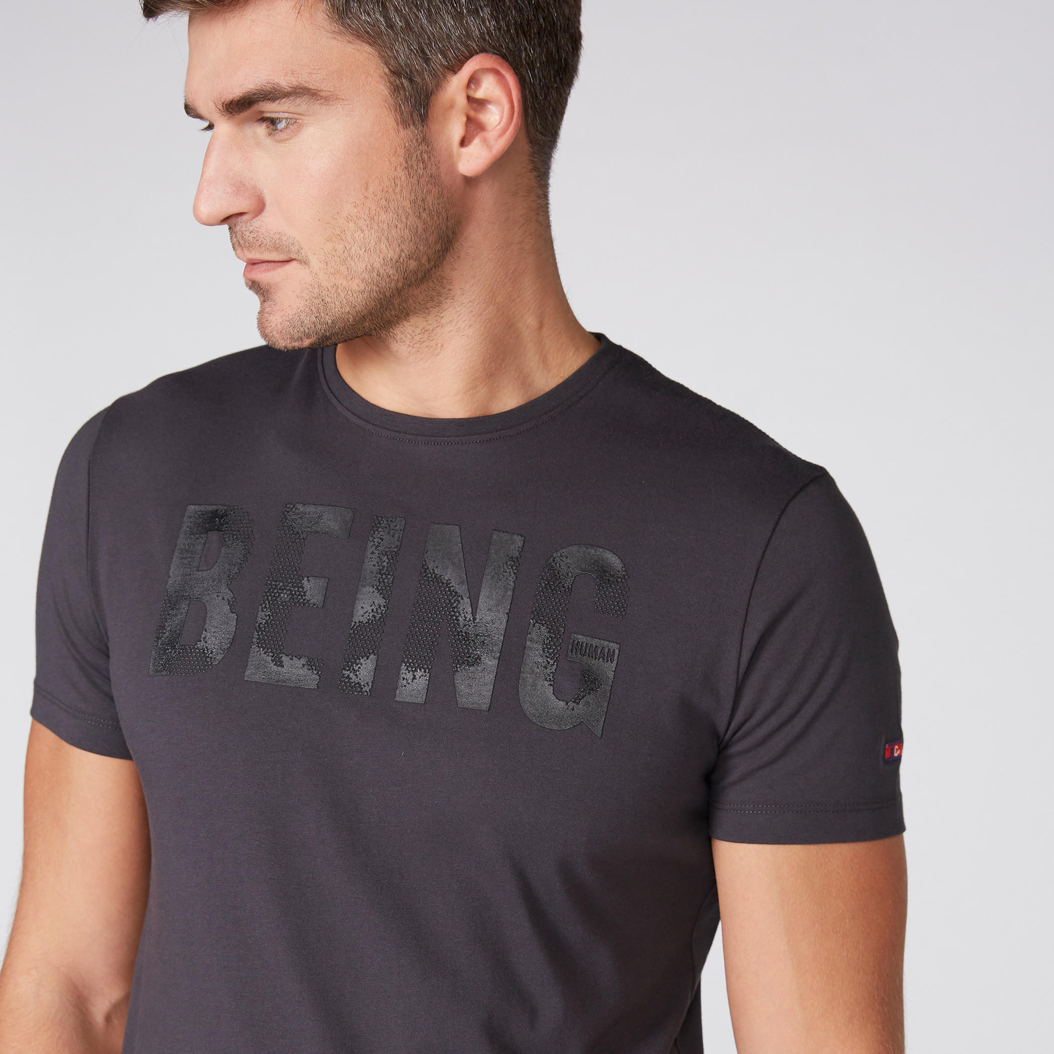 تيشيرت بياقة مستديرة وأكمام قصيرة مع طبعات بيينج هيومان-men-clothing-tshirtsandpolos-tshirts-image-3