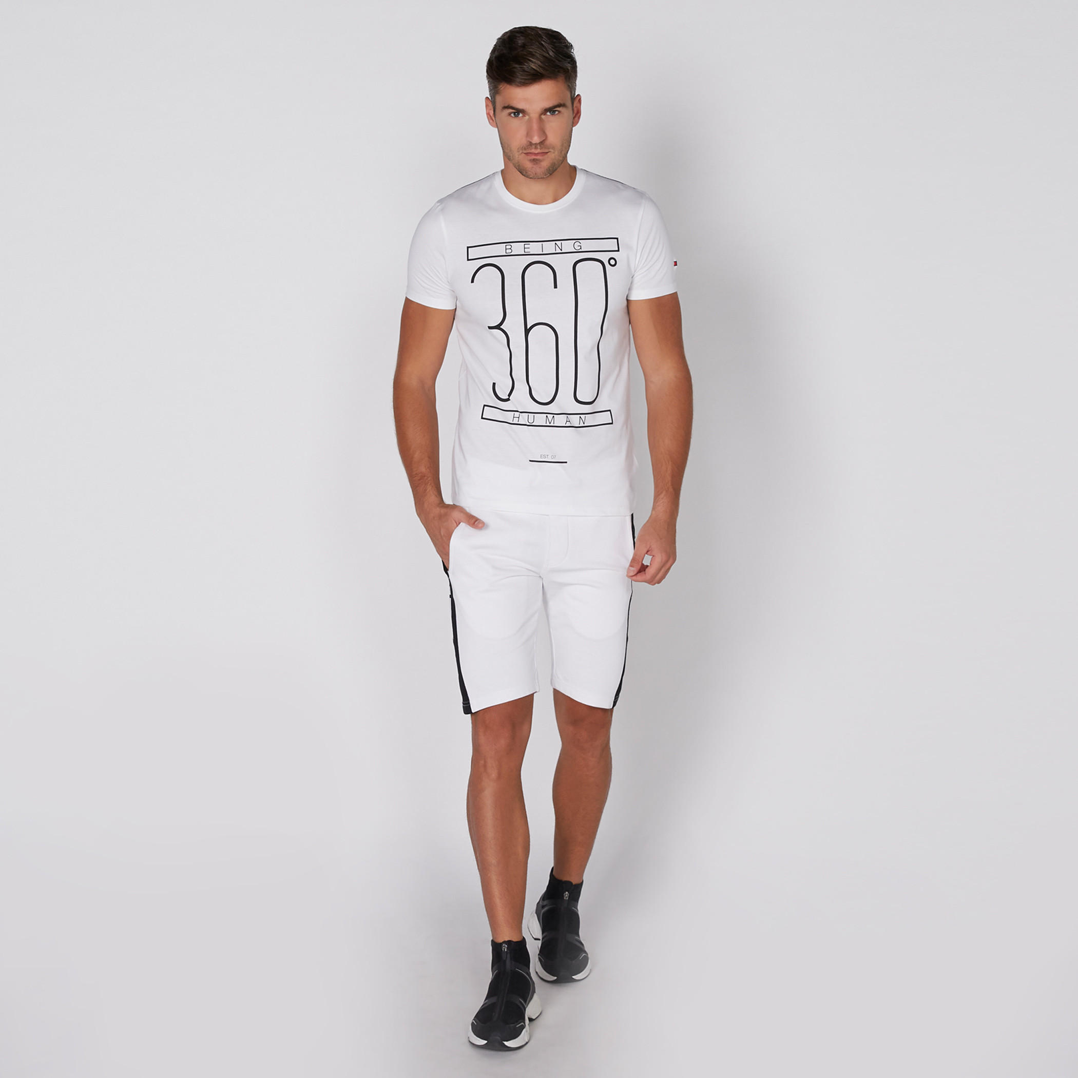 تيشيرت بياقة مستديرة وأكمام قصيرة مع طبعات بيينج هيومان-men-clothing-tshirtsandpolos-tshirts-image-2