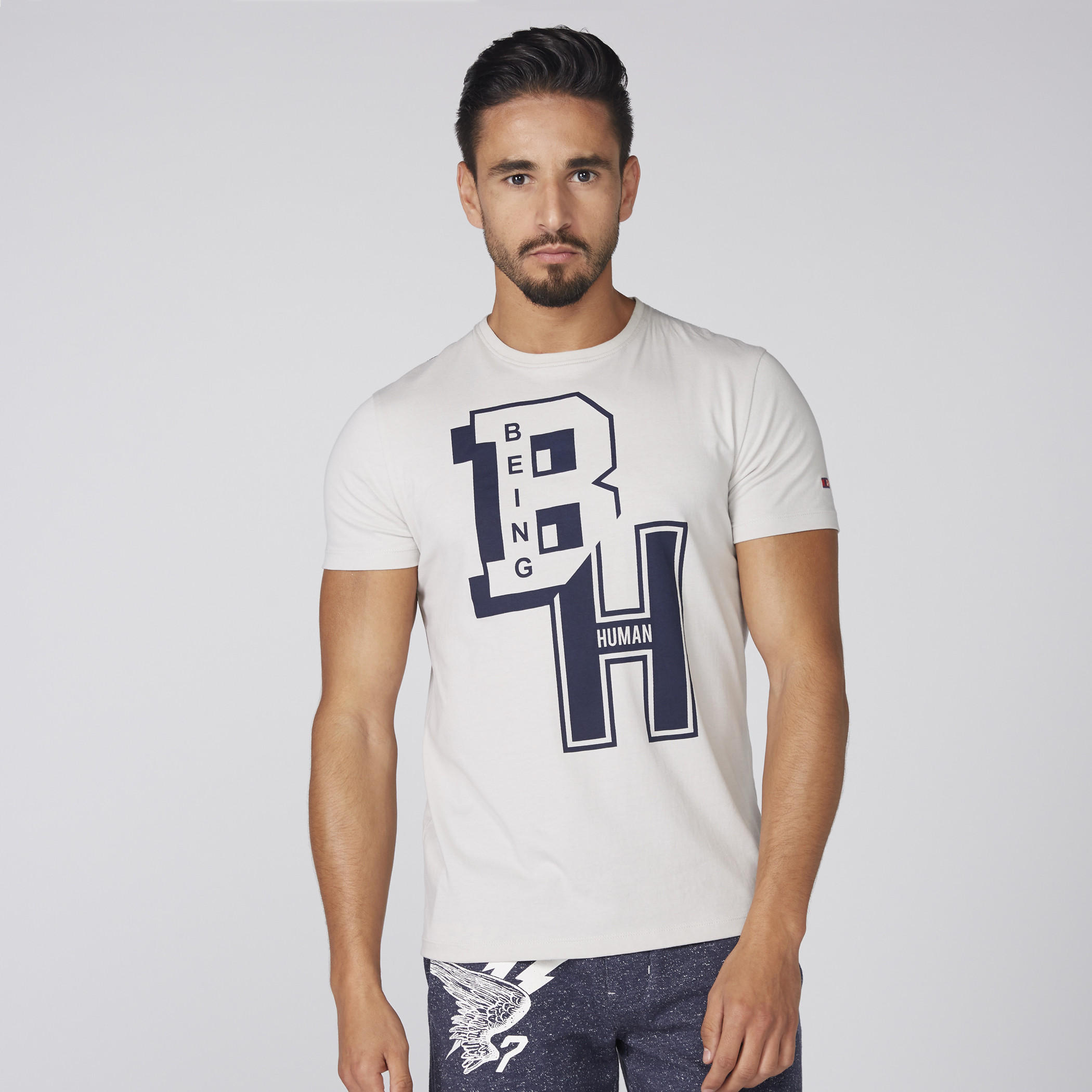 تيشيرت بياقة مستديرة وأكمام قصيرة وطبعات بيينج هيومان-men-clothing-tshirtsandpolos-tshirts-image-1