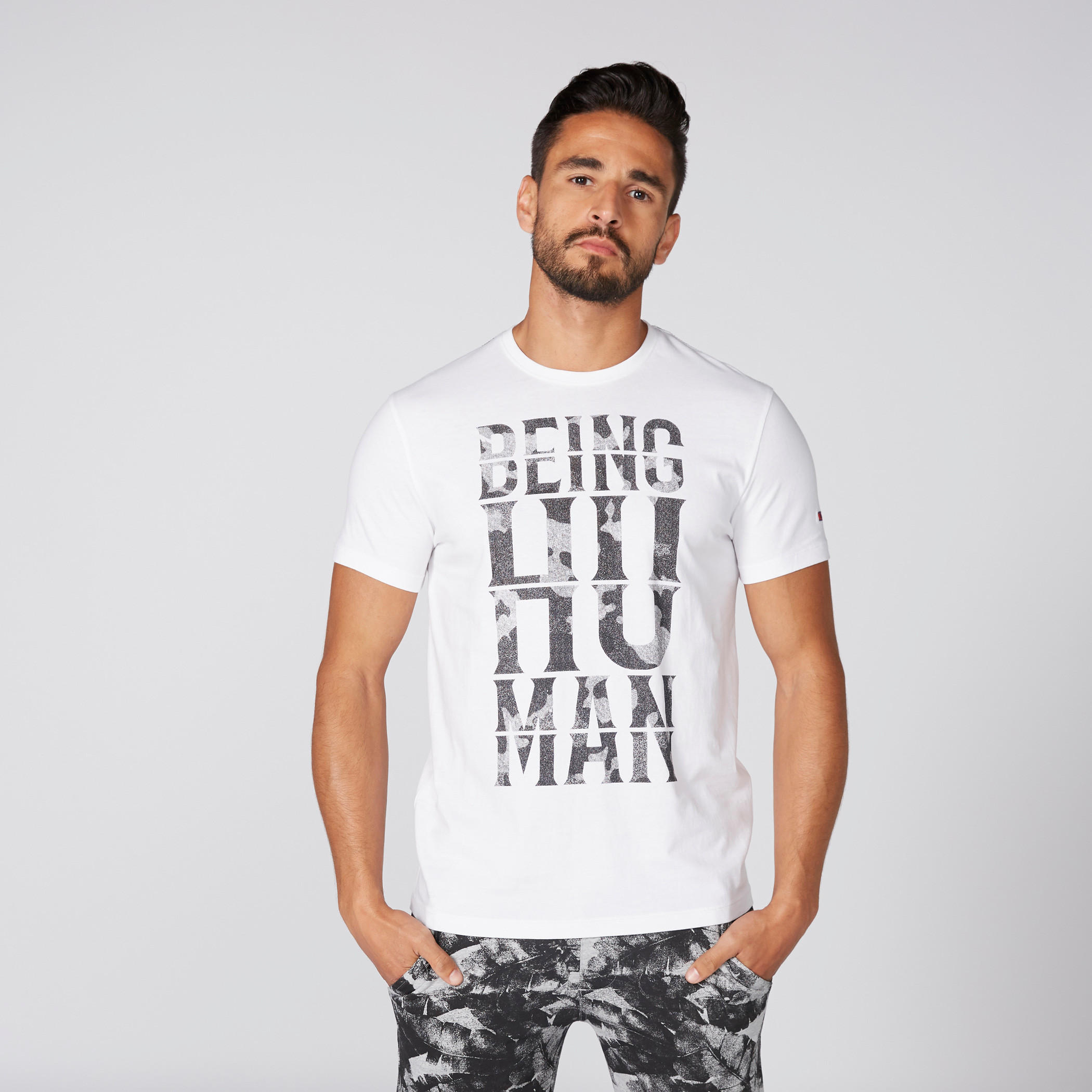 تيشيرت بياقة مستديرة وأكمام قصيرة وطبعات بيينج هيومان-men-clothing-tshirtsandpolos-tshirts-image-1