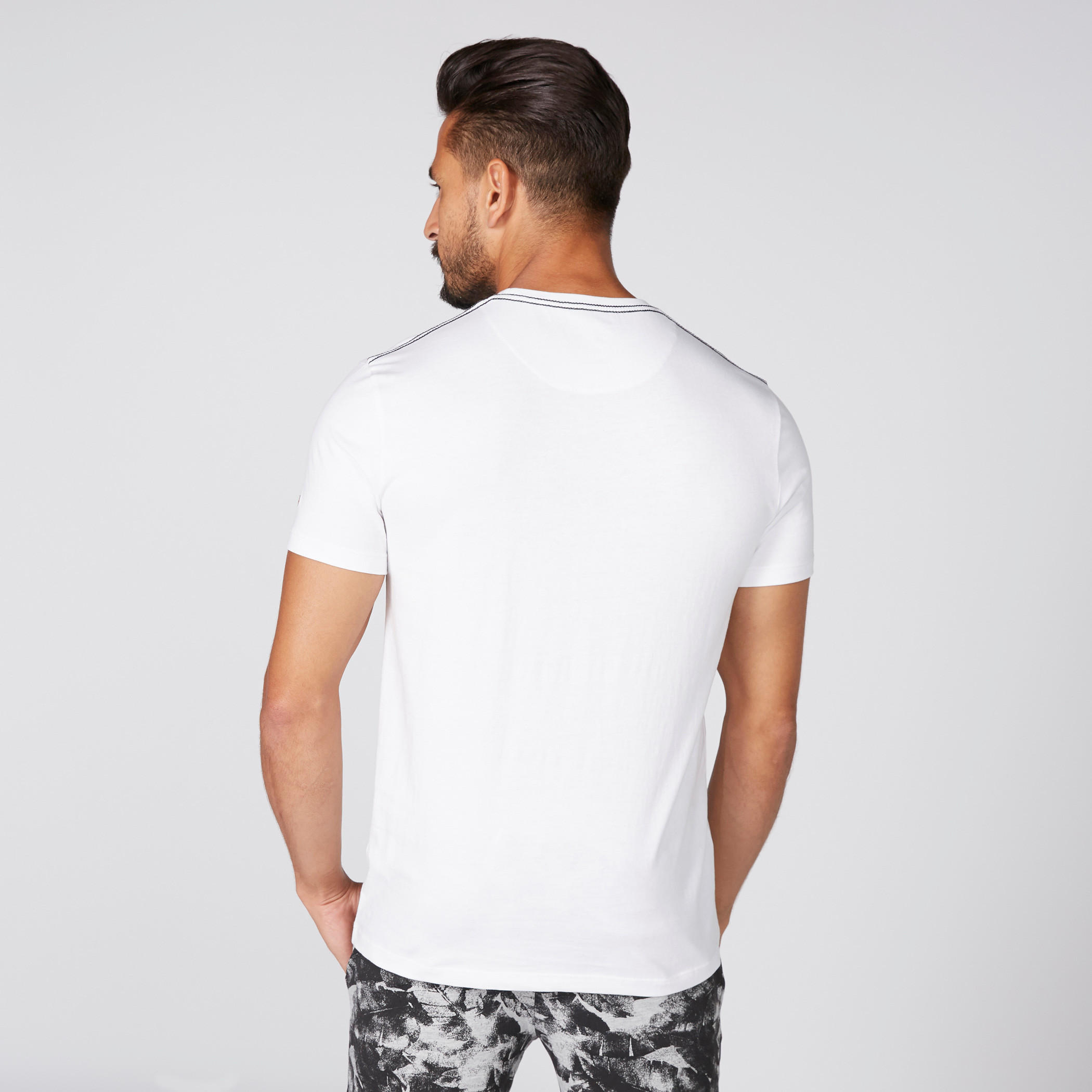 تيشيرت بياقة مستديرة وأكمام قصيرة وطبعات بيينج هيومان-men-clothing-tshirtsandpolos-tshirts-image-2