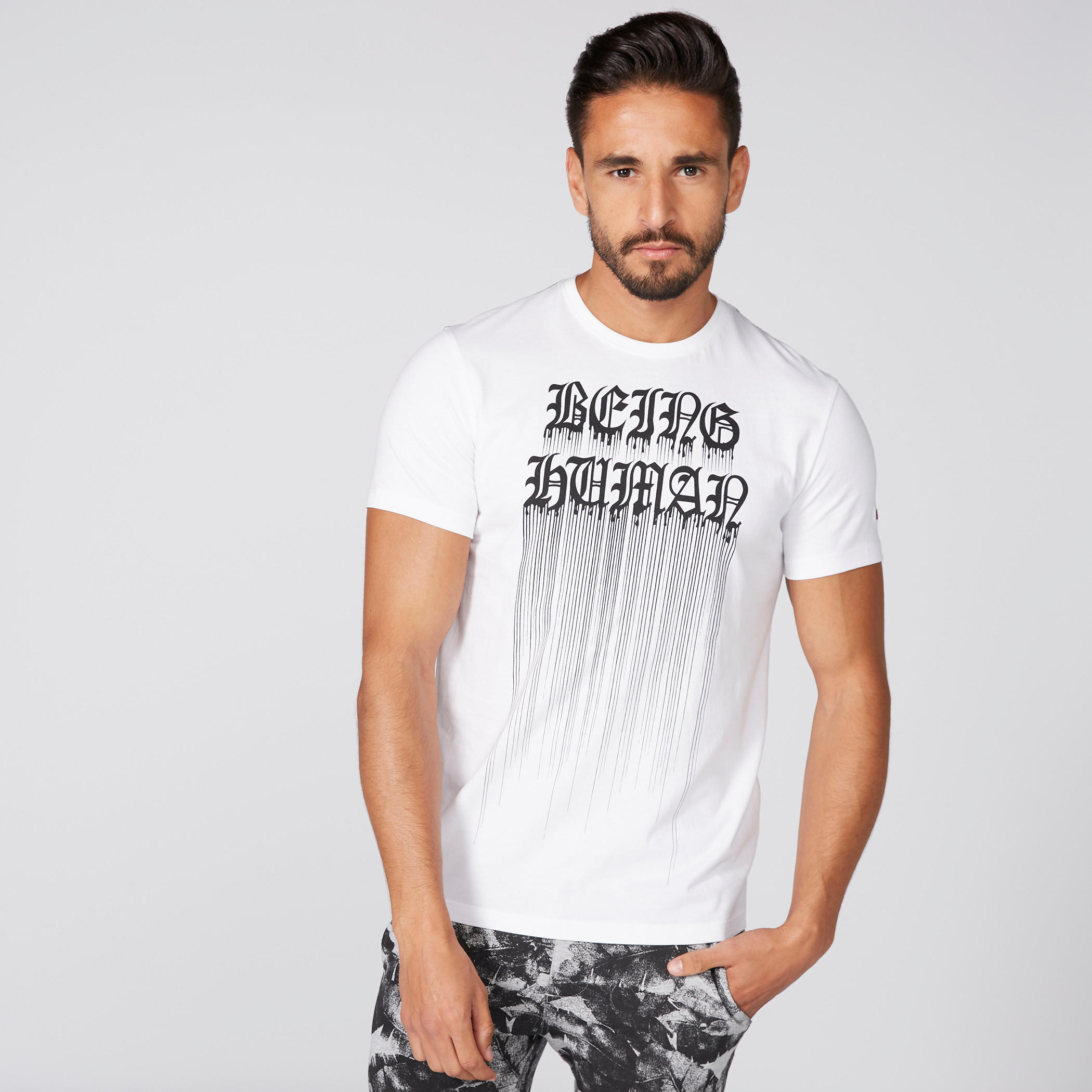 تيشيرت بياقة مستديرة وأكمام قصيرة وطبعات بيينج هيومان-men-clothing-tshirtsandpolos-tshirts-image-1