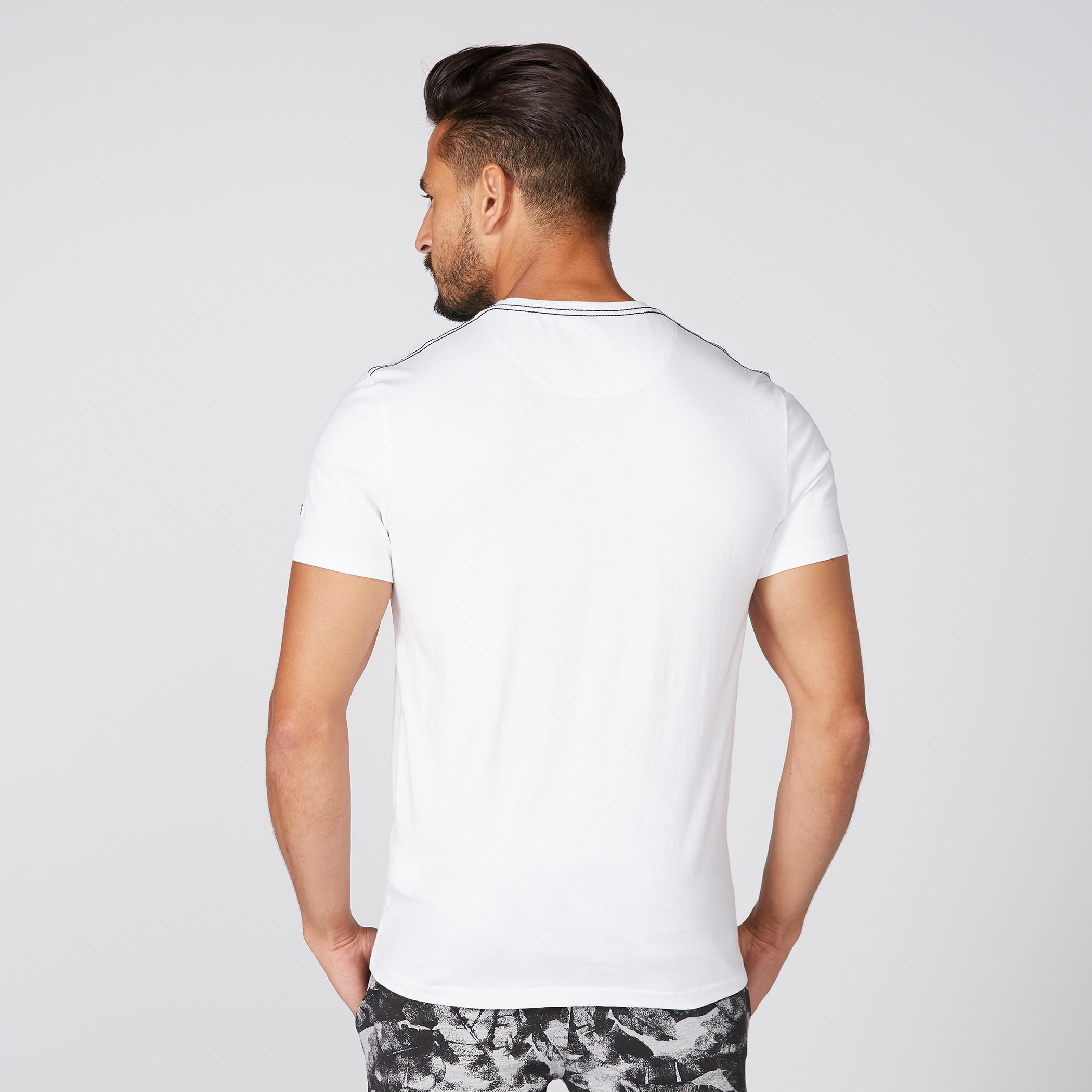تيشيرت بياقة مستديرة وأكمام قصيرة وطبعات بيينج هيومان-men-clothing-tshirtsandpolos-tshirts-image-2