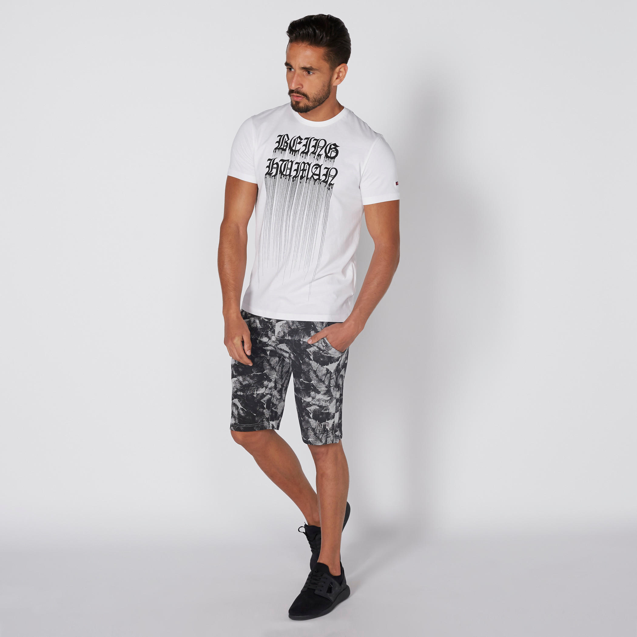 تيشيرت بياقة مستديرة وأكمام قصيرة وطبعات بيينج هيومان-men-clothing-tshirtsandpolos-tshirts-image-3