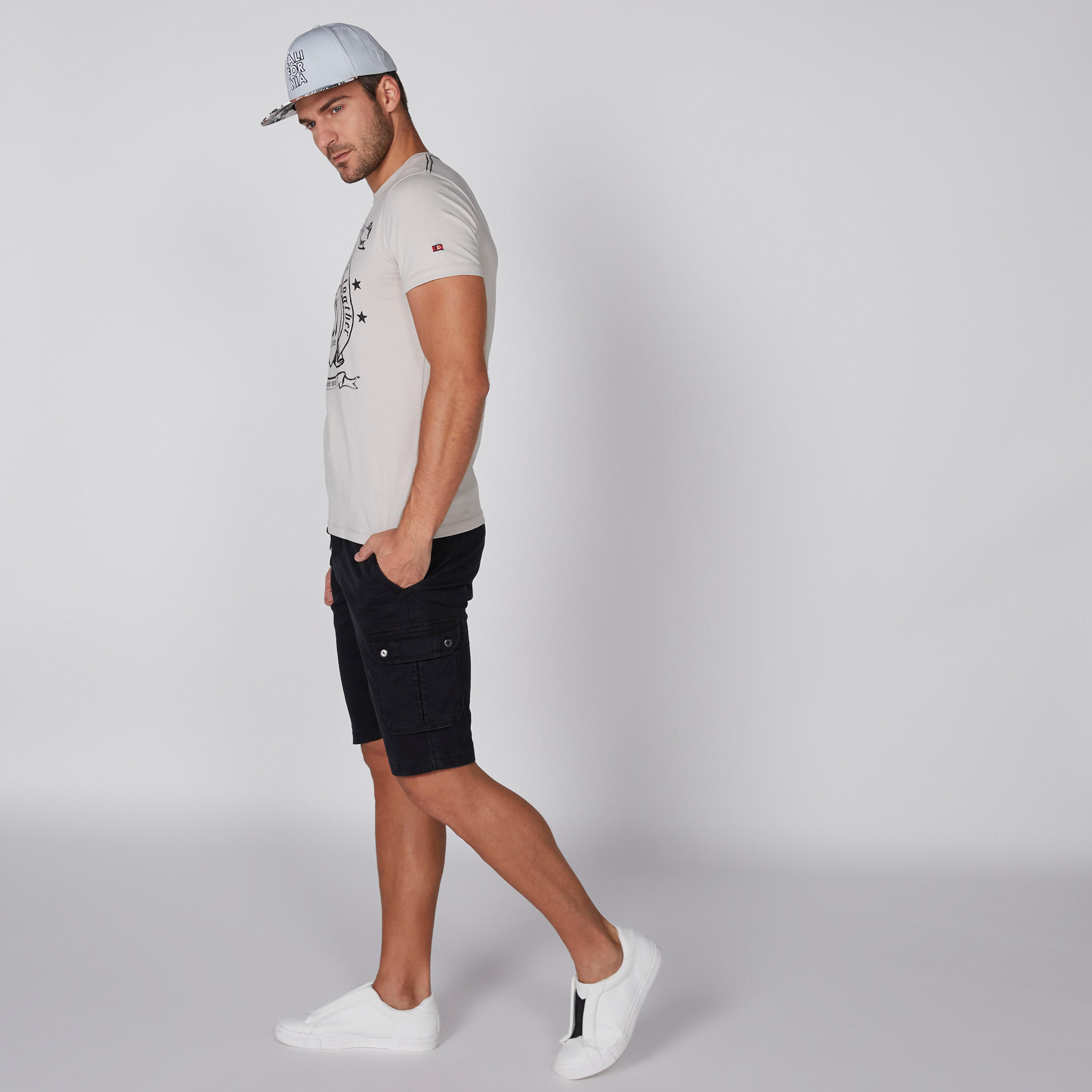 تيشيرت بياقة مستديرة وأكمام قصيرة وطبعات بيينج هيومان-men-clothing-tshirtsandpolos-tshirts-image-3