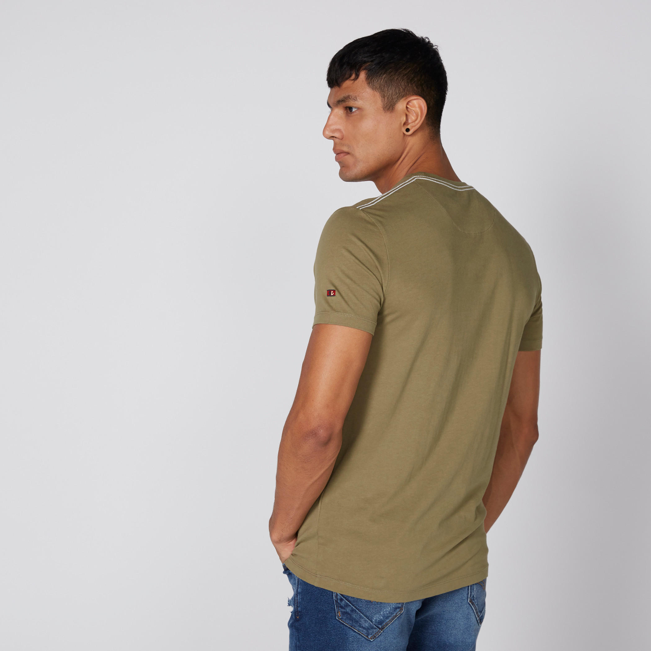 تيشيرت بياقة ضيّقة وأكمام قصيرة وطبعات بيينج هيومان-men-clothing-tshirtsandpolos-tshirts-image-2