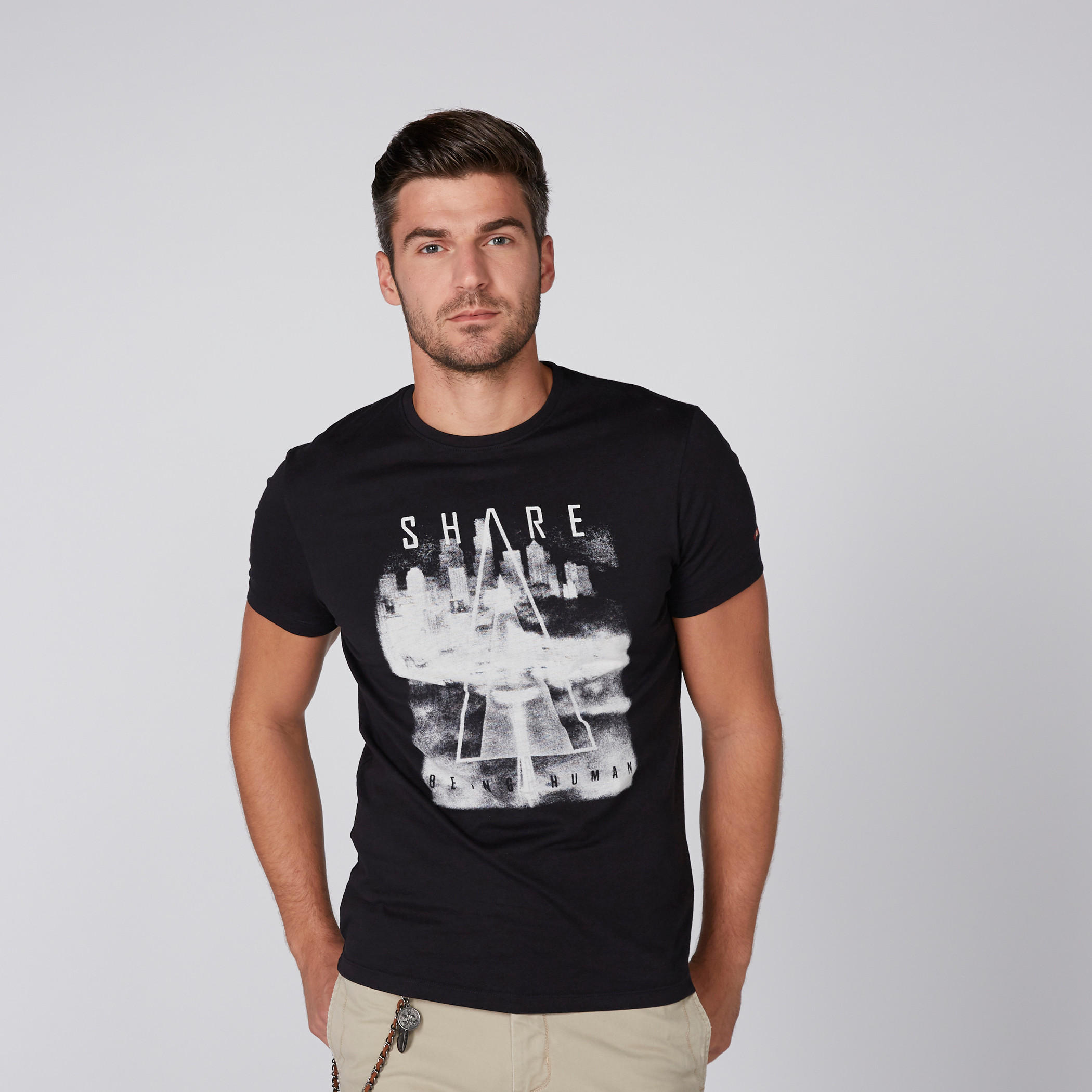 تيشيرت بياقة ضيّقة وأكمام قصيرة وطبعات بيينج هيومان-men-clothing-tshirtsandpolos-tshirts-image-1