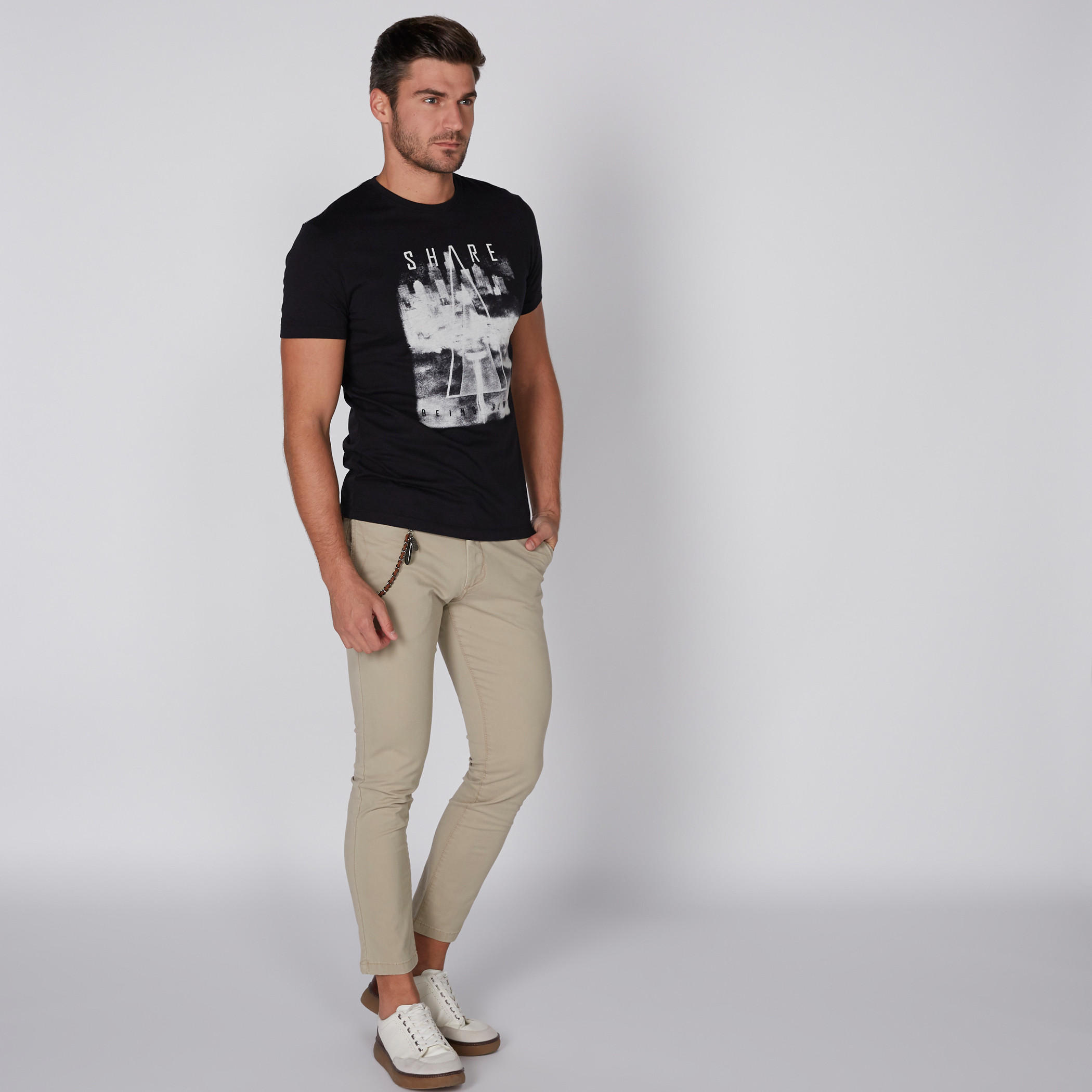 تيشيرت بياقة ضيّقة وأكمام قصيرة وطبعات بيينج هيومان-men-clothing-tshirtsandpolos-tshirts-image-3