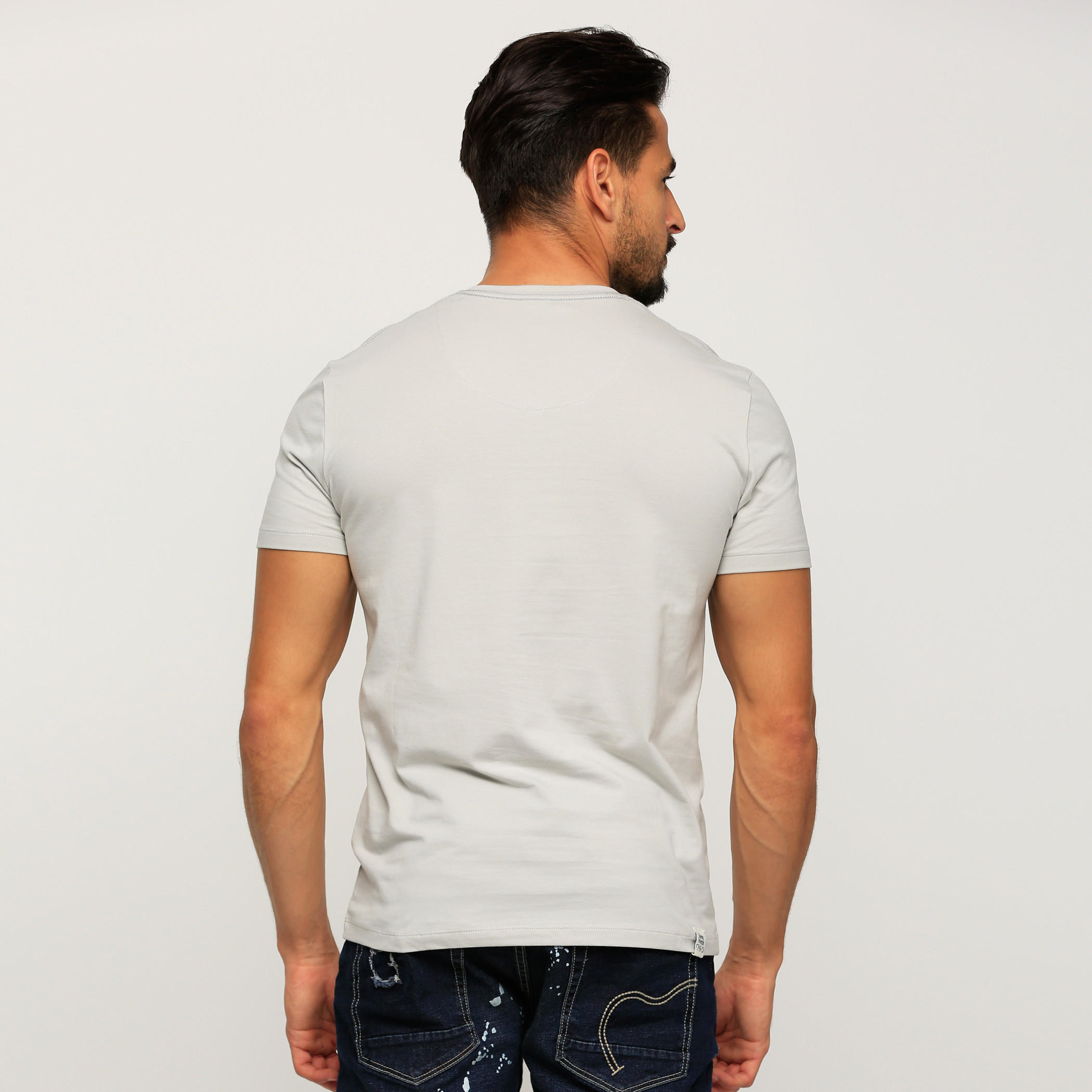 تيشيرت بياقة V وأكمام قصيرة من بيينج هيومان-men-clothing-tshirtsandpolos-tshirts-image-2