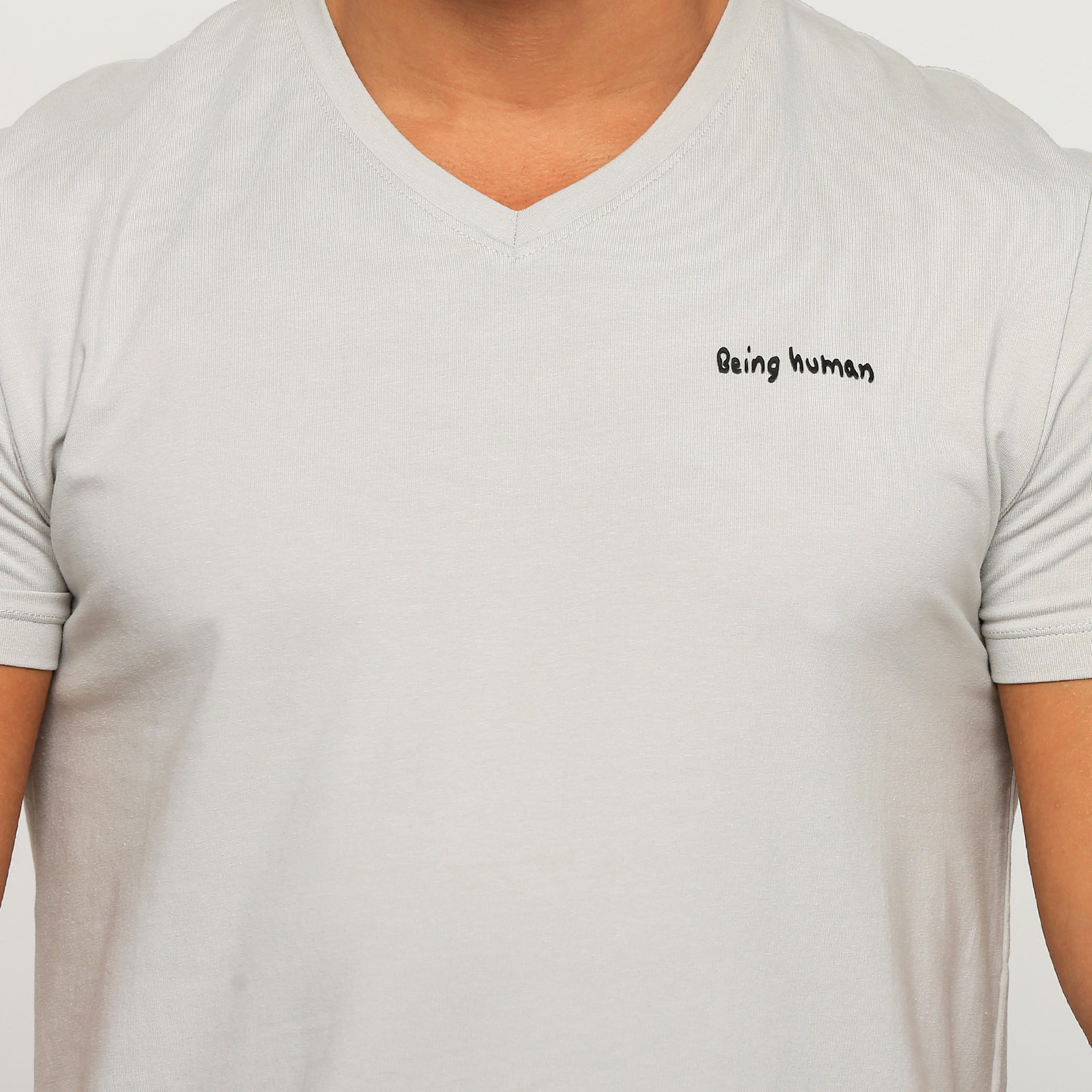 تيشيرت بياقة V وأكمام قصيرة من بيينج هيومان-men-clothing-tshirtsandpolos-tshirts-image-4