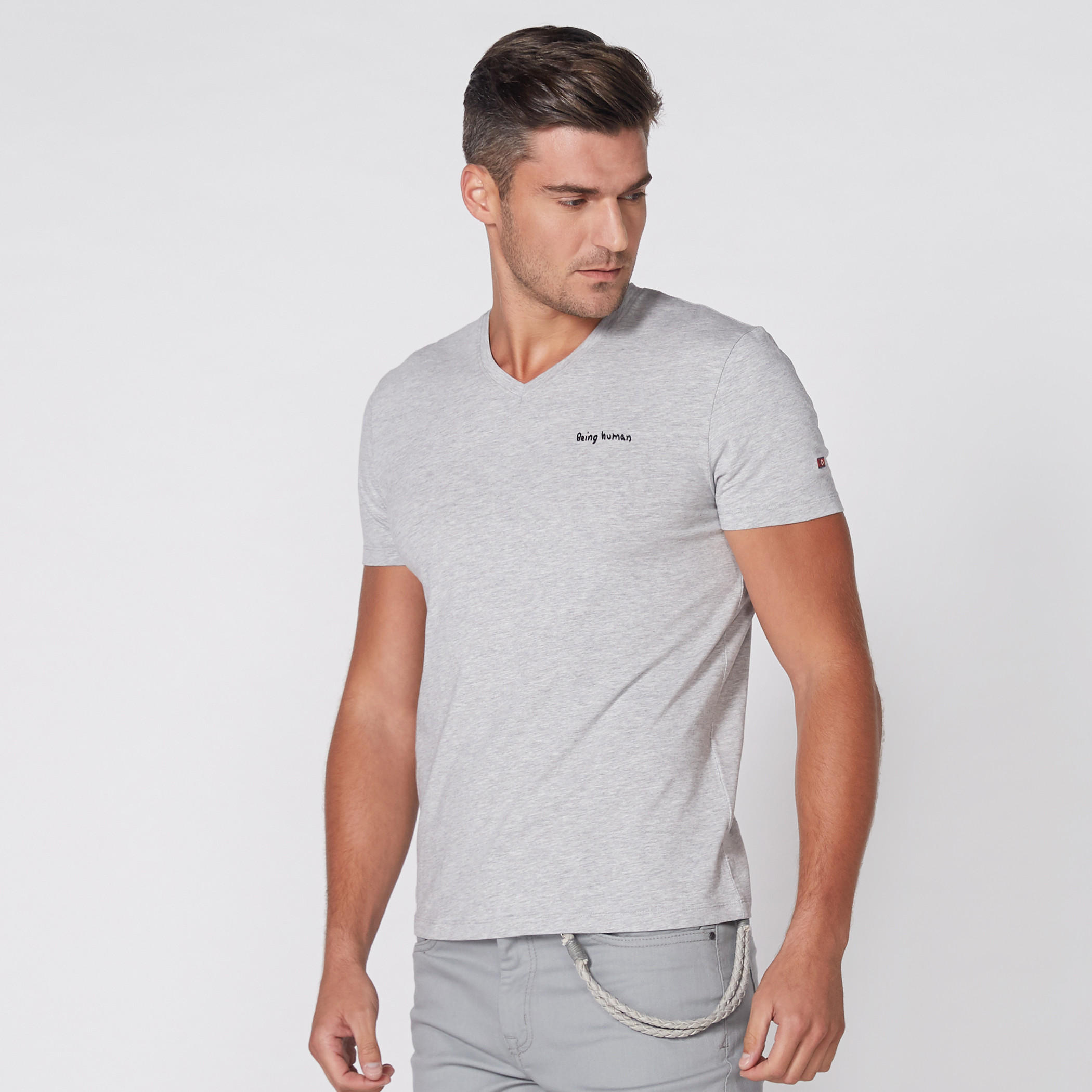 تيشيرت بياقة V وأكمام قصيرة من بيينج هيومان-men-clothing-tshirtsandpolos-tshirts-image-1