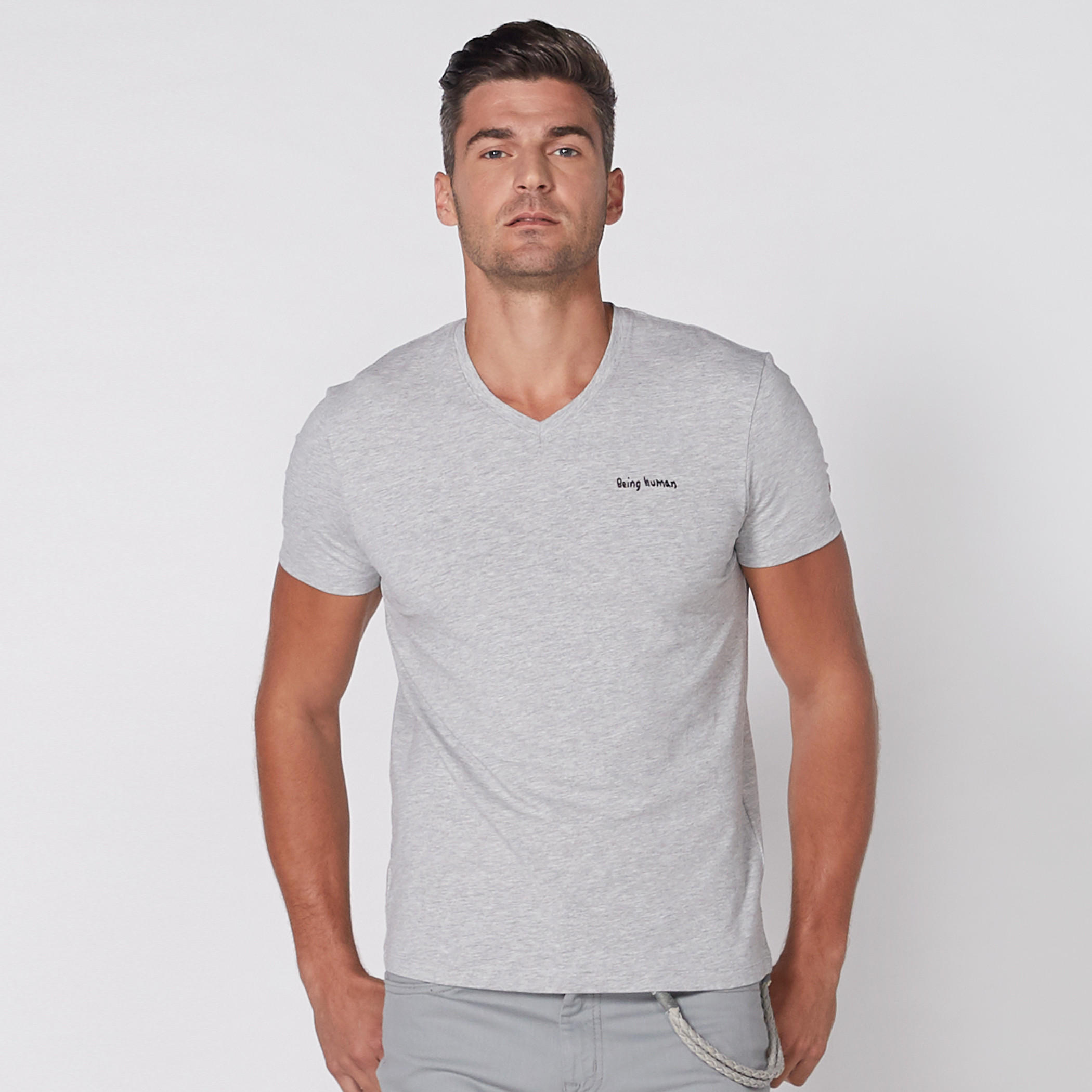تيشيرت بياقة V وأكمام قصيرة من بيينج هيومان-men-clothing-tshirtsandpolos-tshirts-image-3