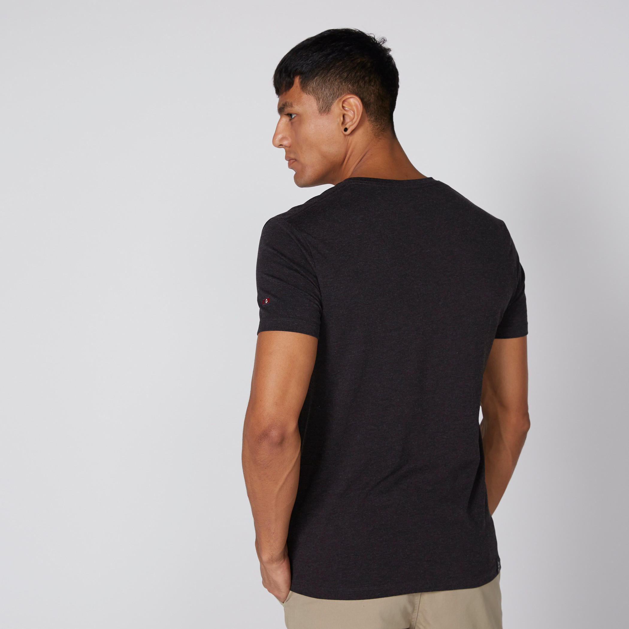 تيشيرت بياقة V وأكمام قصيرة من بيينج هيومان-men-clothing-tshirtsandpolos-tshirts-image-2