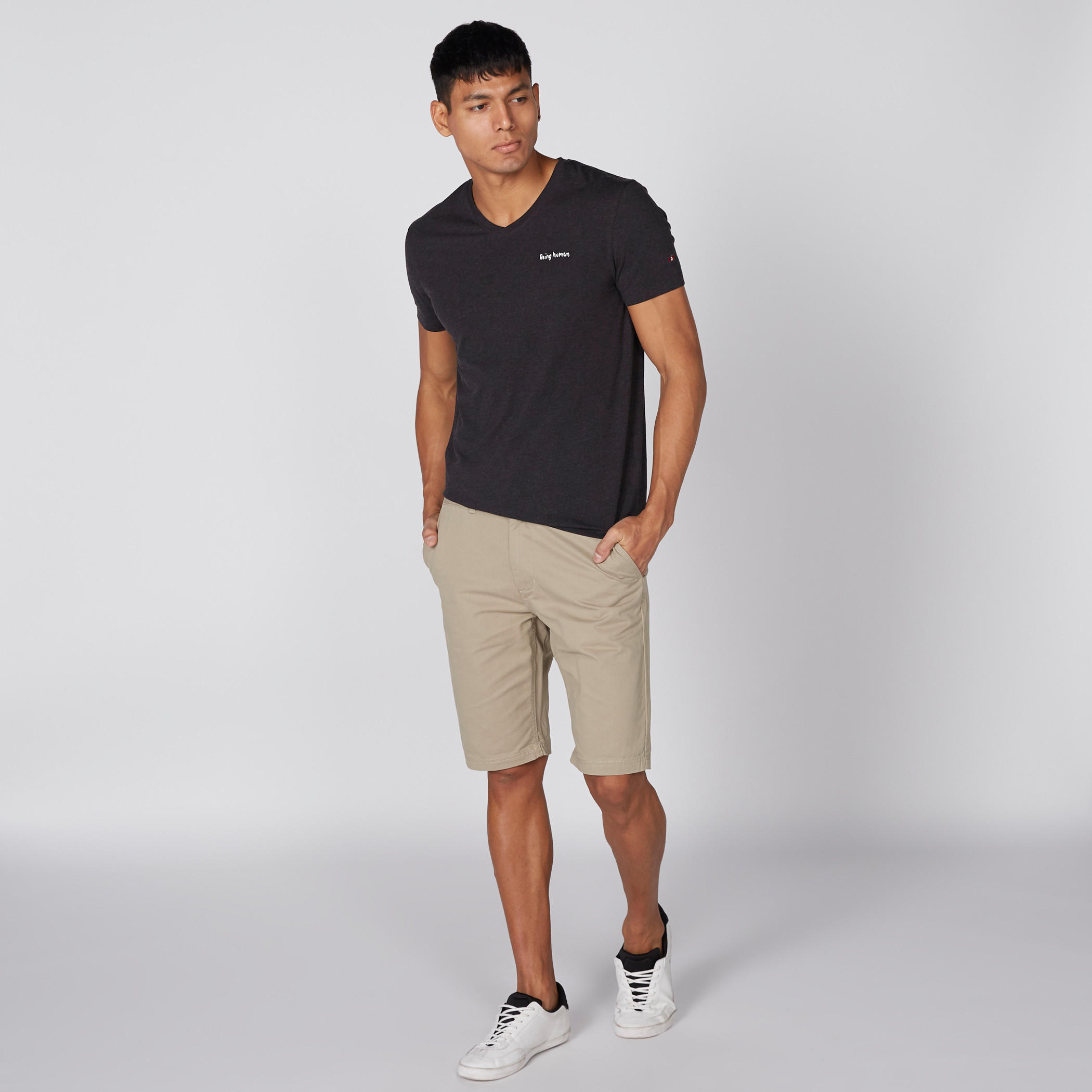 تيشيرت بياقة V وأكمام قصيرة من بيينج هيومان-men-clothing-tshirtsandpolos-tshirts-image-3