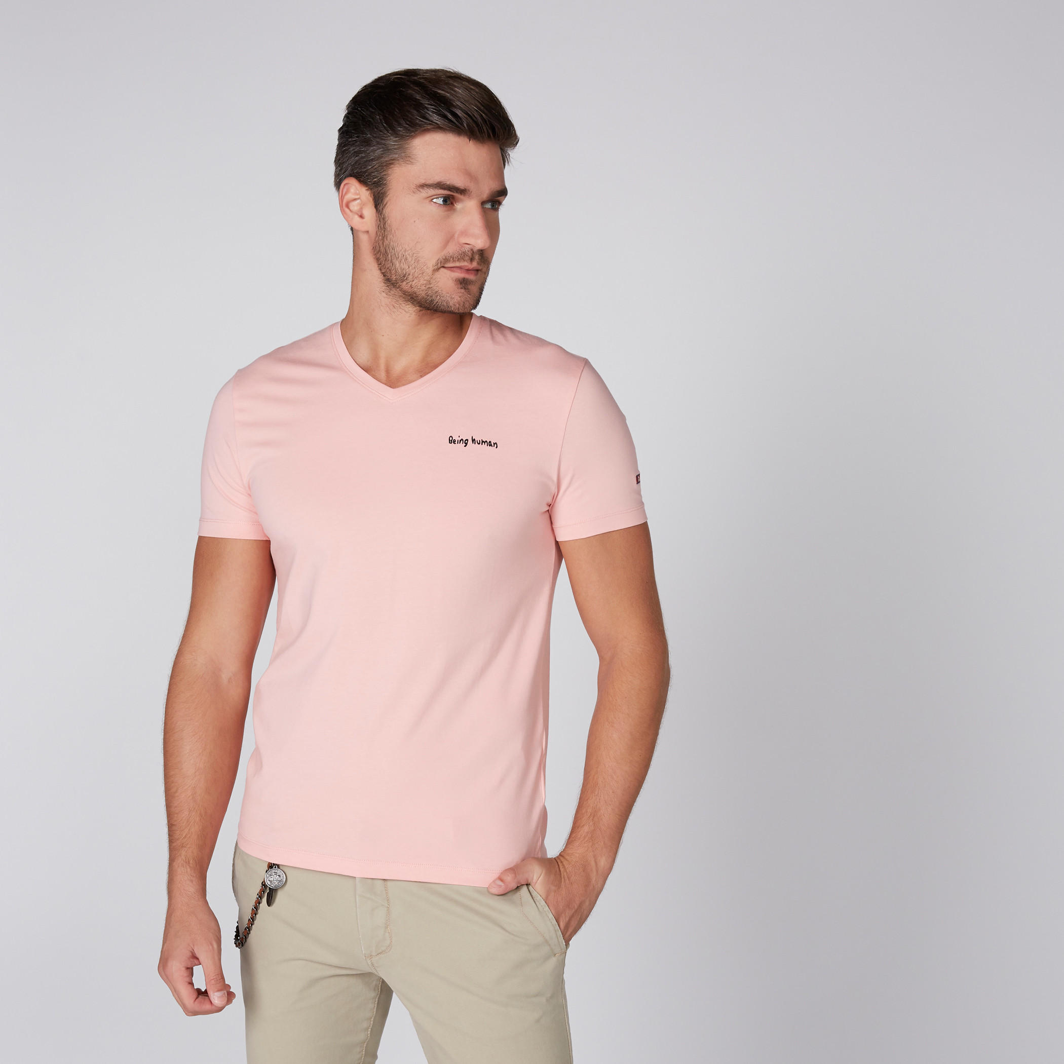 تيشيرت بياقة V وأكمام قصيرة وطبعات بيينج هيومان-men-clothing-tshirtsandpolos-tshirts-image-1
