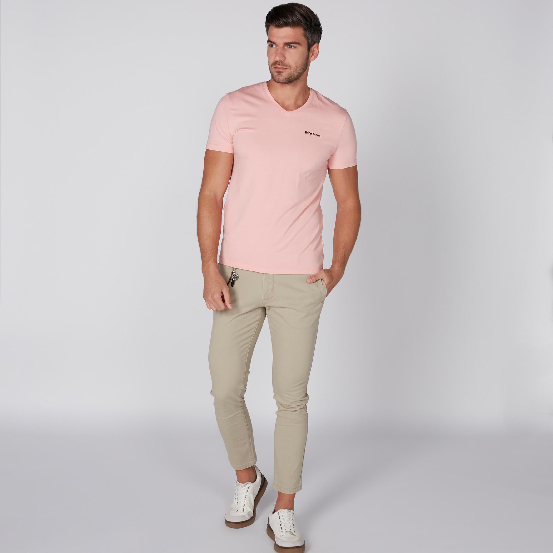 تيشيرت بياقة V وأكمام قصيرة وطبعات بيينج هيومان-men-clothing-tshirtsandpolos-tshirts-image-3