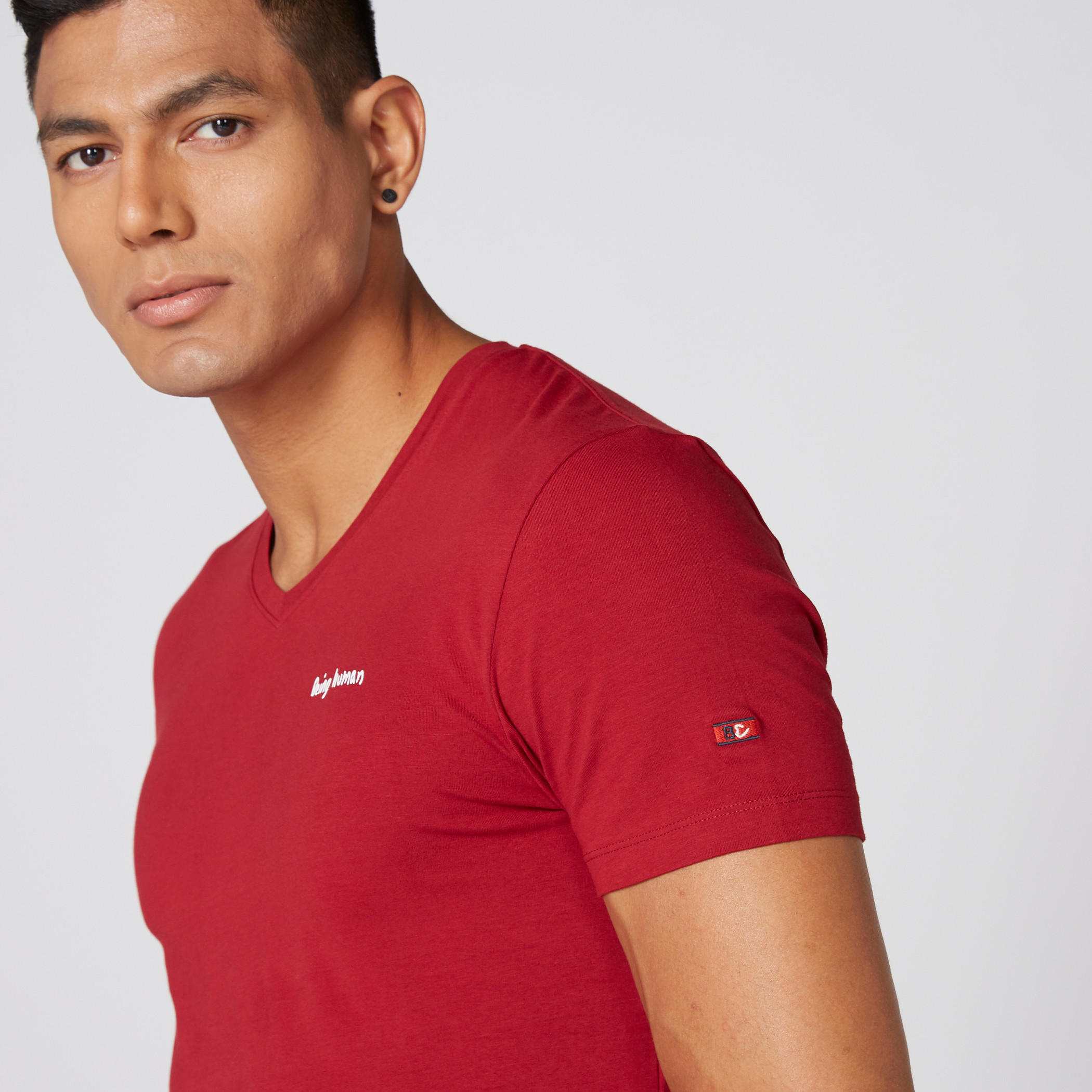 تيشيرت بياقة V وأكمام قصيرة من بيينج هيومان-men-clothing-tshirtsandpolos-tshirts-image-3