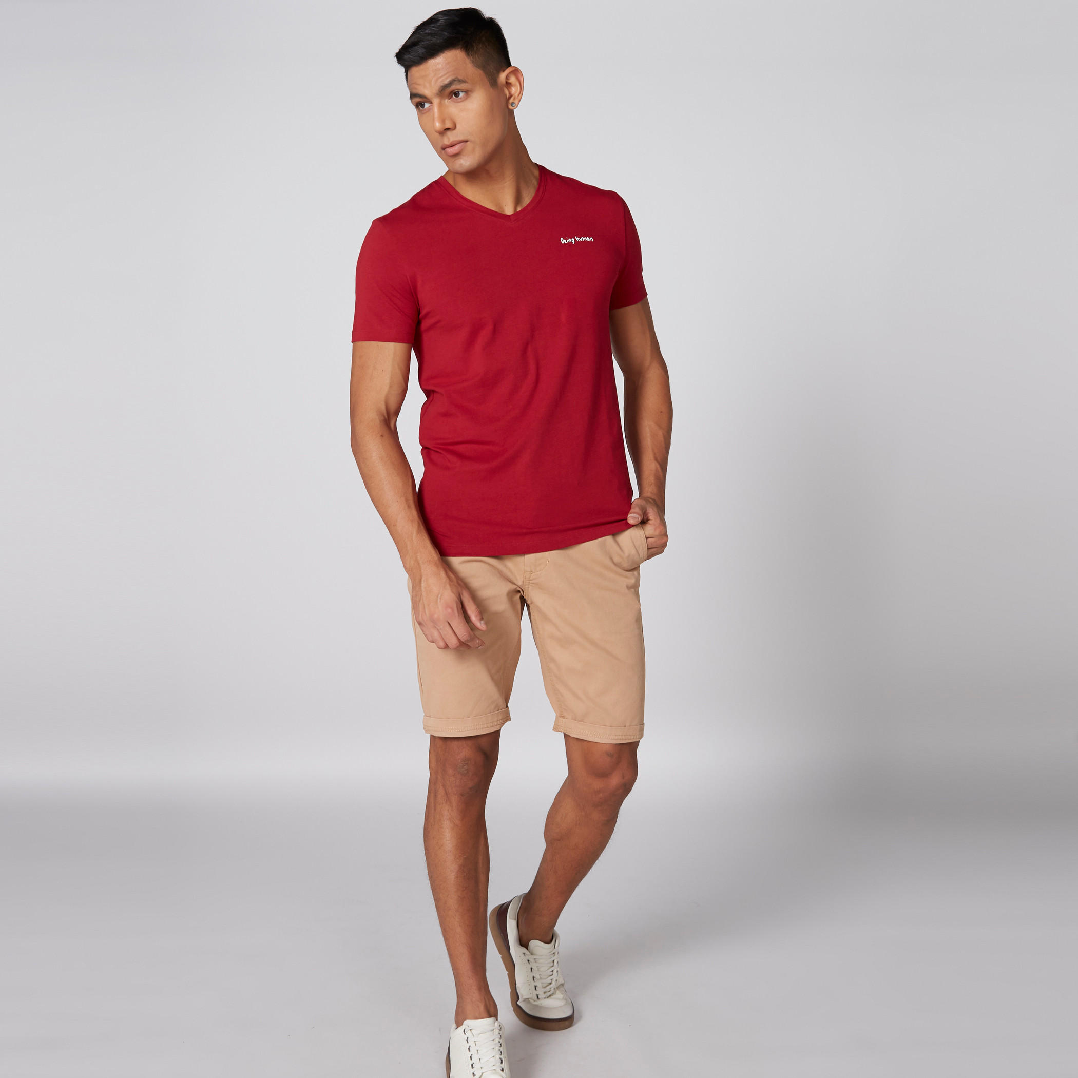 تيشيرت بياقة V وأكمام قصيرة من بيينج هيومان-men-clothing-tshirtsandpolos-tshirts-image-4