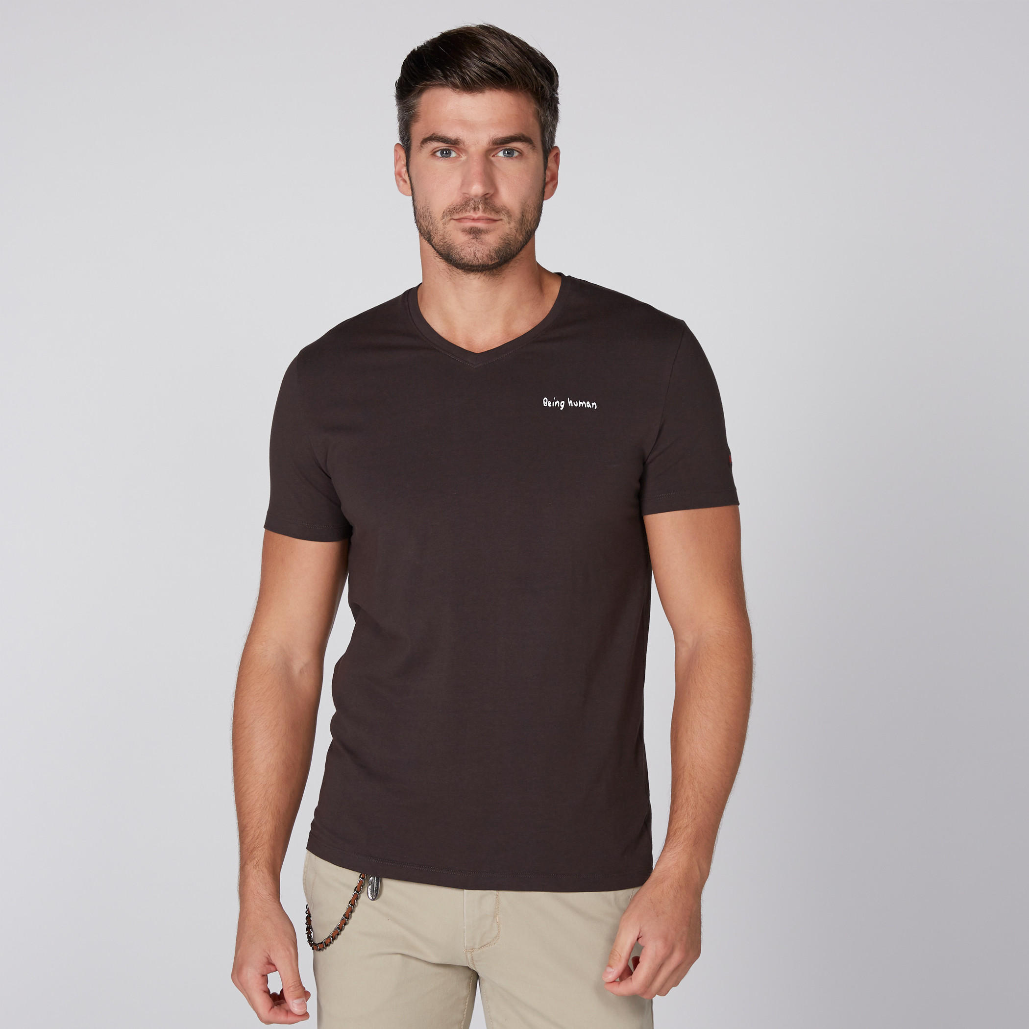 تيشيرت بياقة V وأكمام قصيرة من بيينج هيومان-men-clothing-tshirtsandpolos-tshirts-image-1