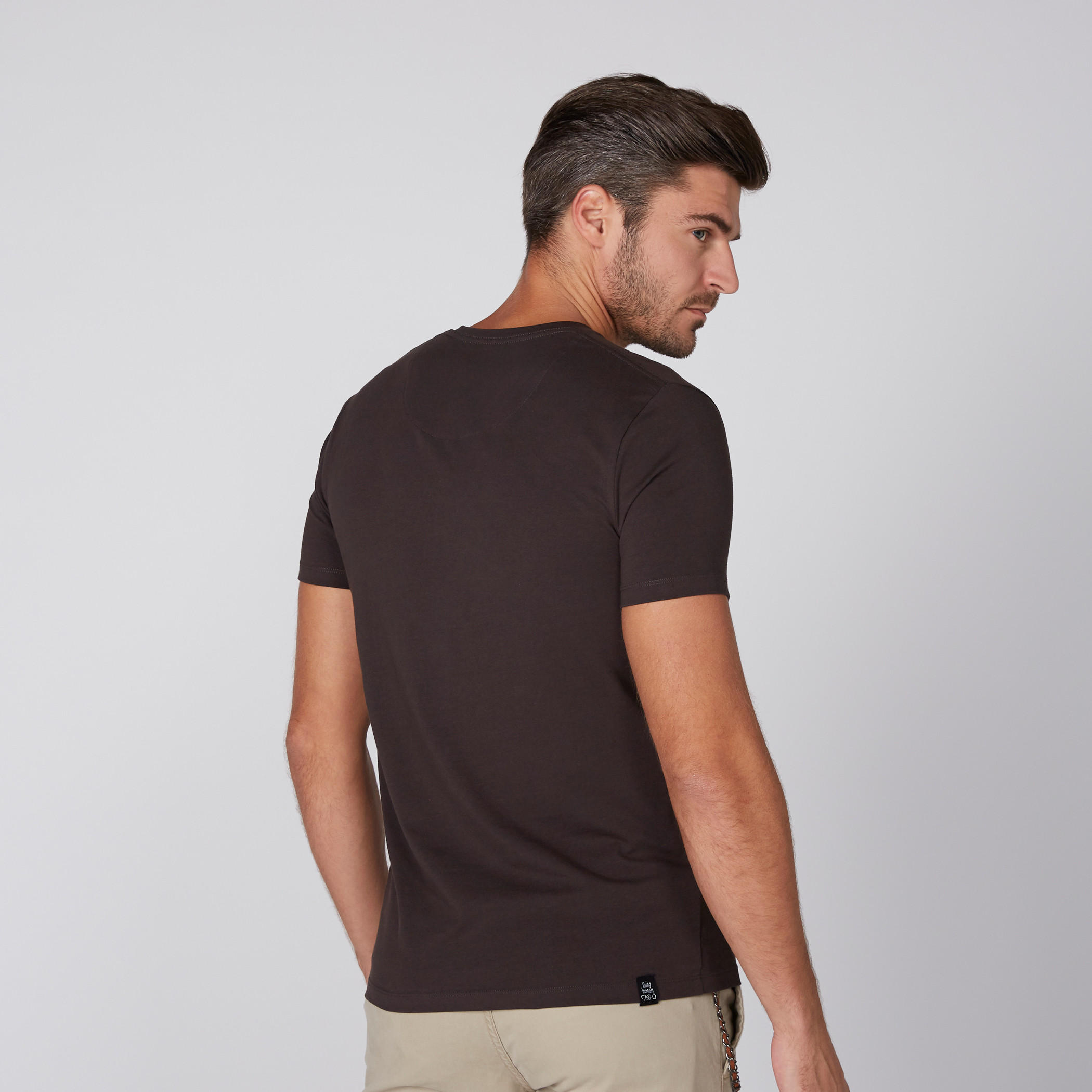 تيشيرت بياقة V وأكمام قصيرة من بيينج هيومان-men-clothing-tshirtsandpolos-tshirts-image-2