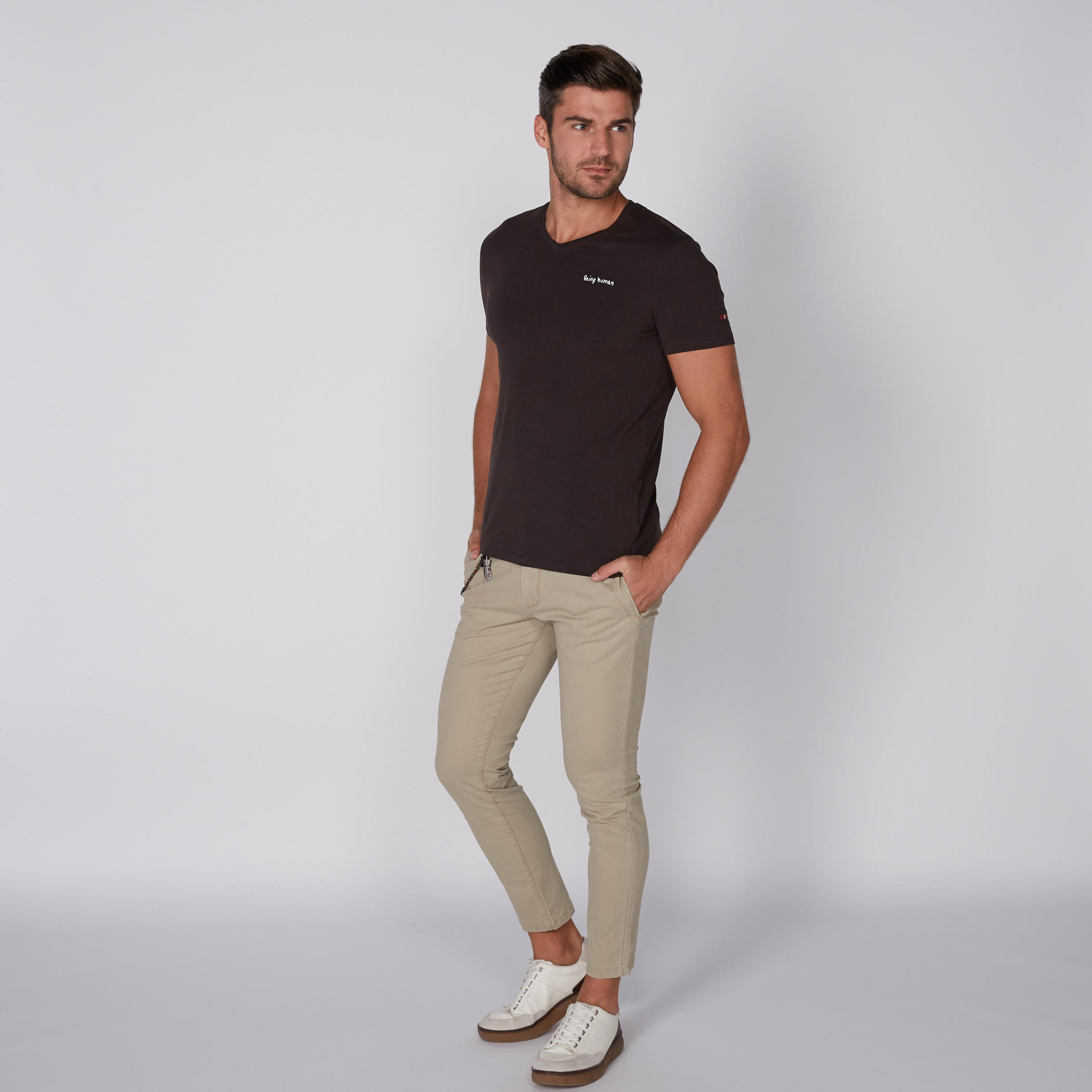 تيشيرت بياقة V وأكمام قصيرة من بيينج هيومان-men-clothing-tshirtsandpolos-tshirts-image-3