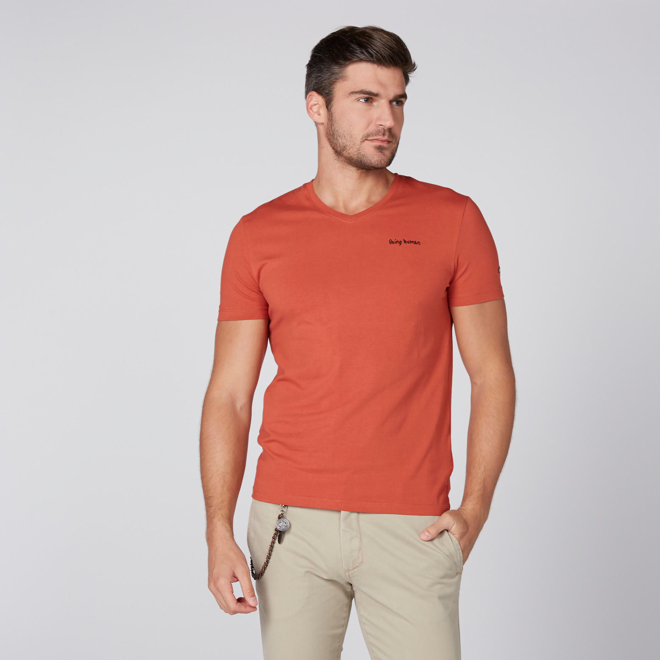 تيشيرت بياقة V وأكمام قصيرة من بيينج هيومان-men-clothing-tshirtsandpolos-tshirts-image-1