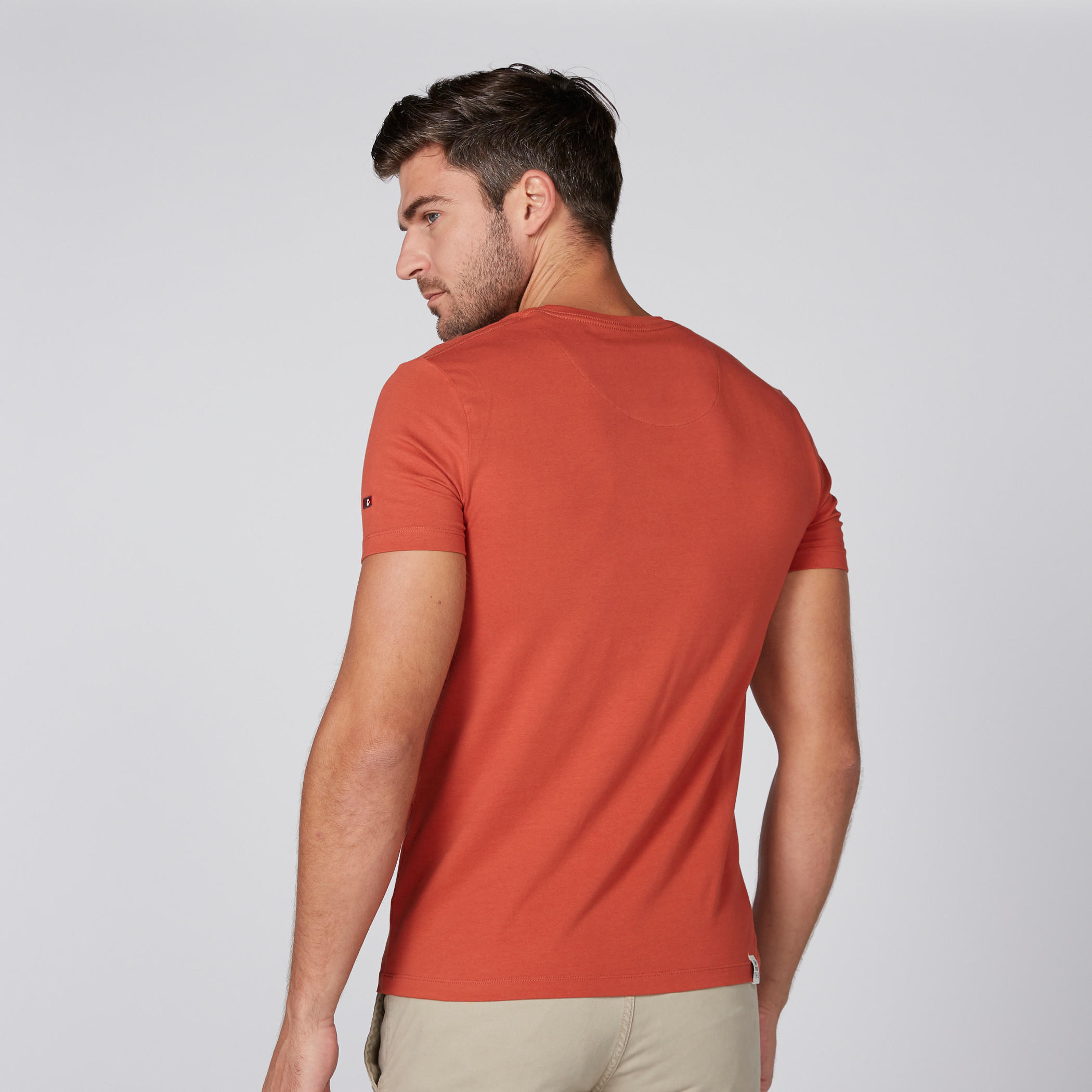 تيشيرت بياقة V وأكمام قصيرة من بيينج هيومان-men-clothing-tshirtsandpolos-tshirts-image-2