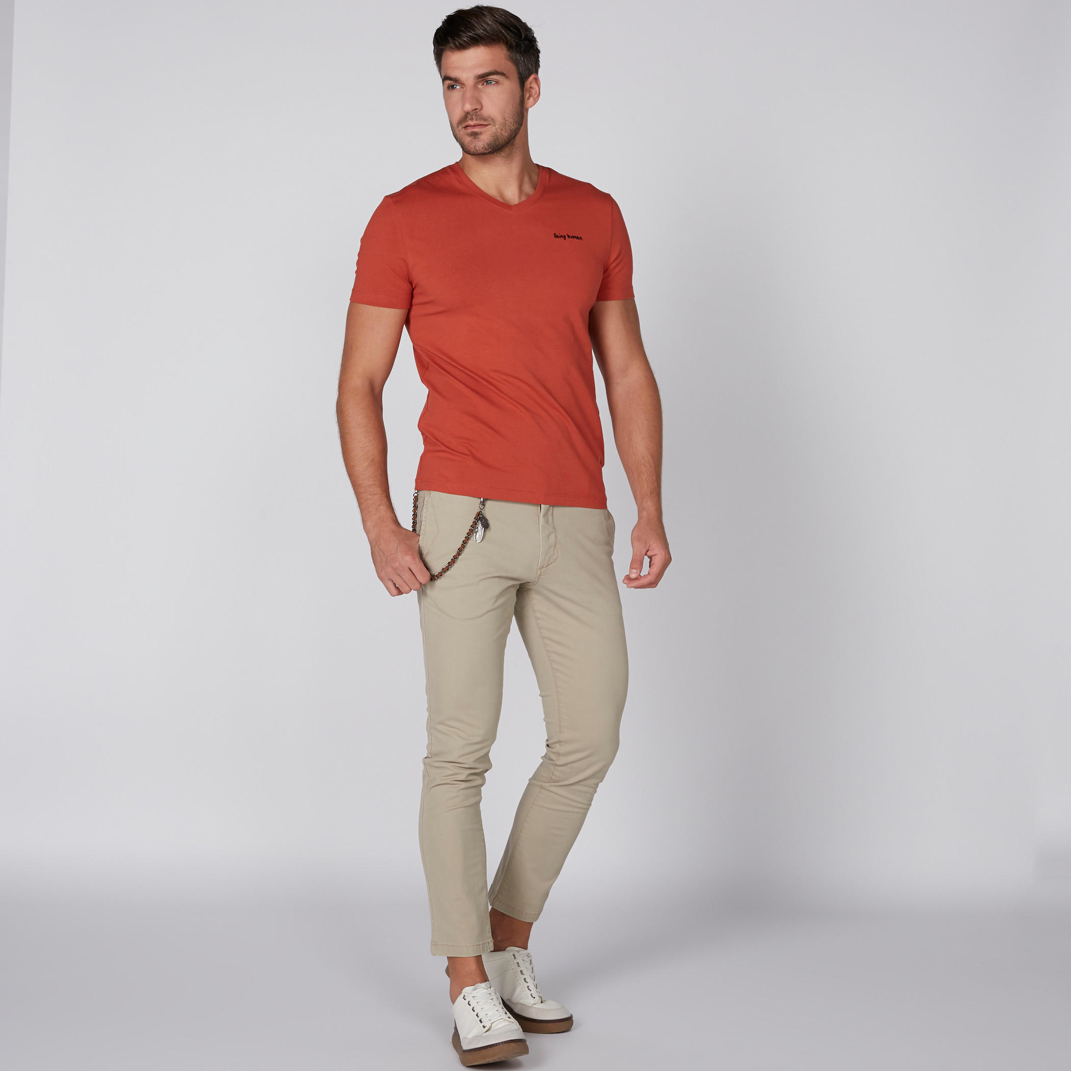 تيشيرت بياقة V وأكمام قصيرة من بيينج هيومان-men-clothing-tshirtsandpolos-tshirts-image-3