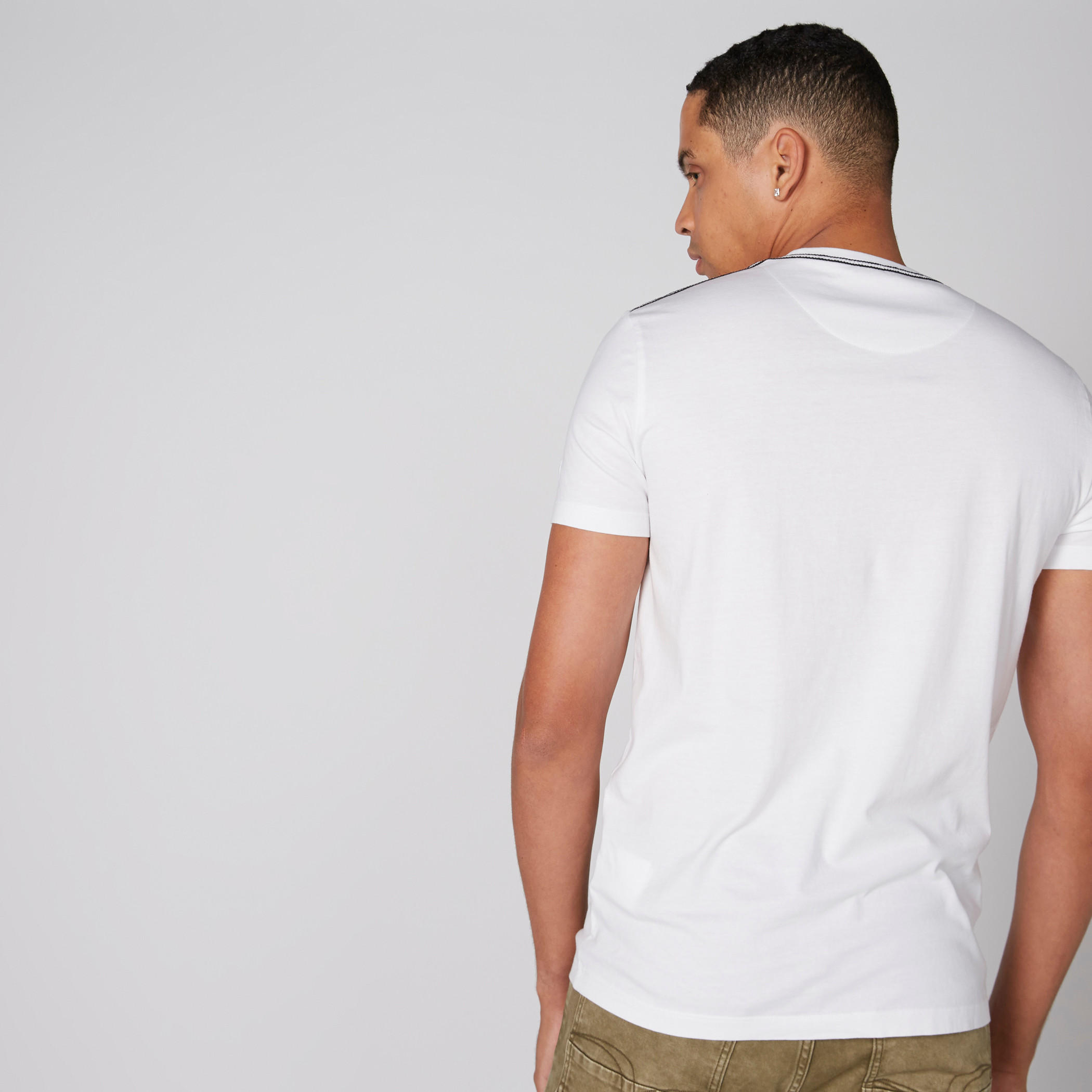 تيشيرت بياقة مستديرة وأكمام قصيرة وطبعات بيينج هيومان-men-clothing-tshirtsandpolos-tshirts-image-2