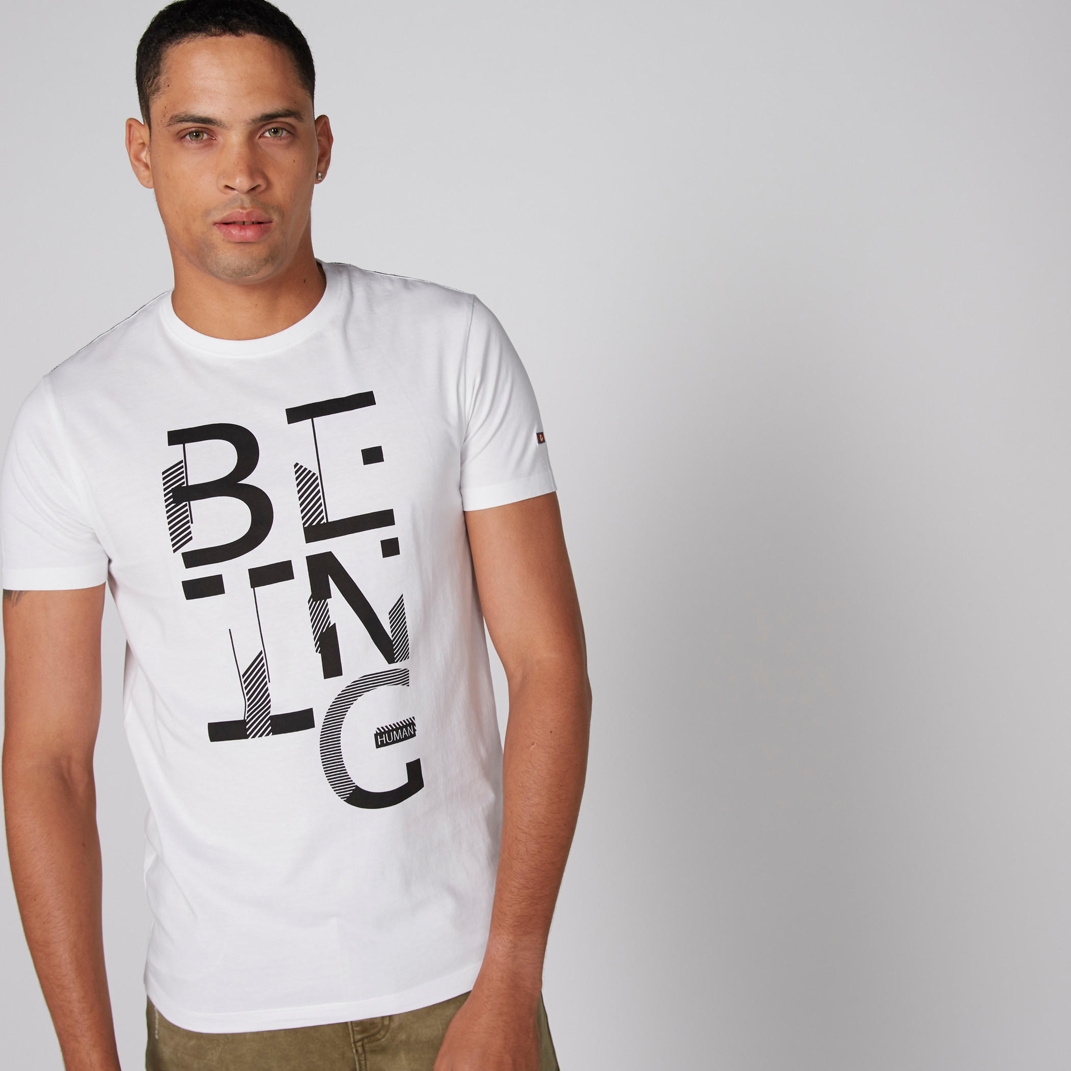 تيشيرت بياقة مستديرة وأكمام قصيرة وطبعات بيينج هيومان-men-clothing-tshirtsandpolos-tshirts-image-3