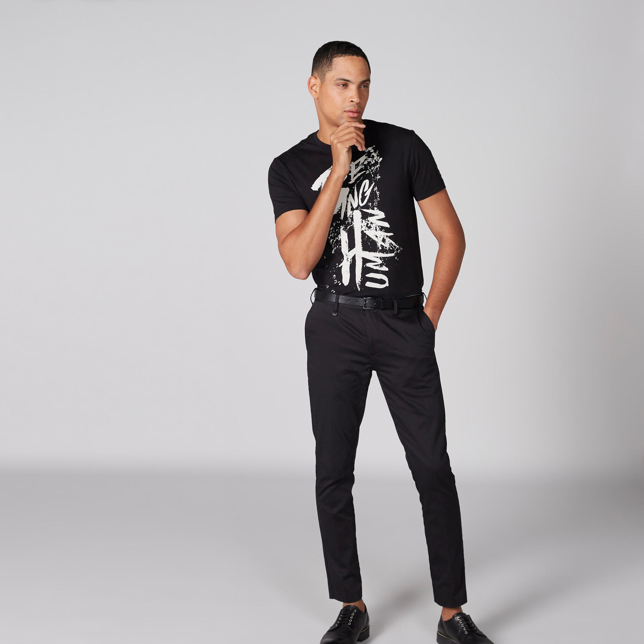 تيشيرت بياقة ضيّقة وطبعات بيينج هيومان-men-clothing-tshirtsandpolos-tshirts-image-1