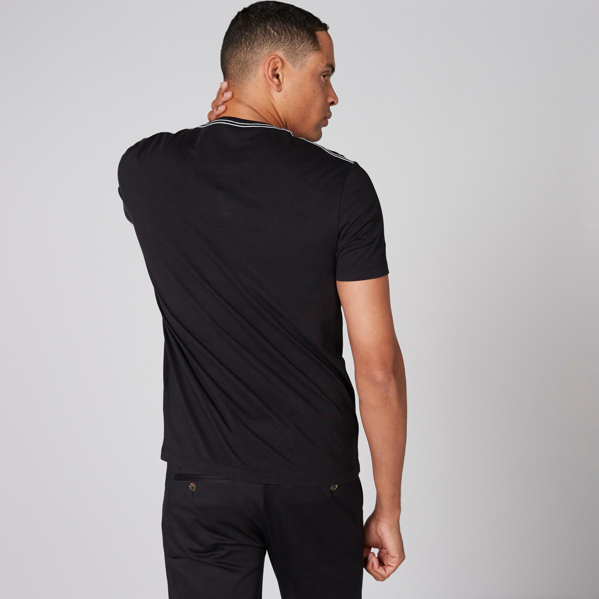 تيشيرت بياقة ضيّقة وطبعات بيينج هيومان-men-clothing-tshirtsandpolos-tshirts-image-2