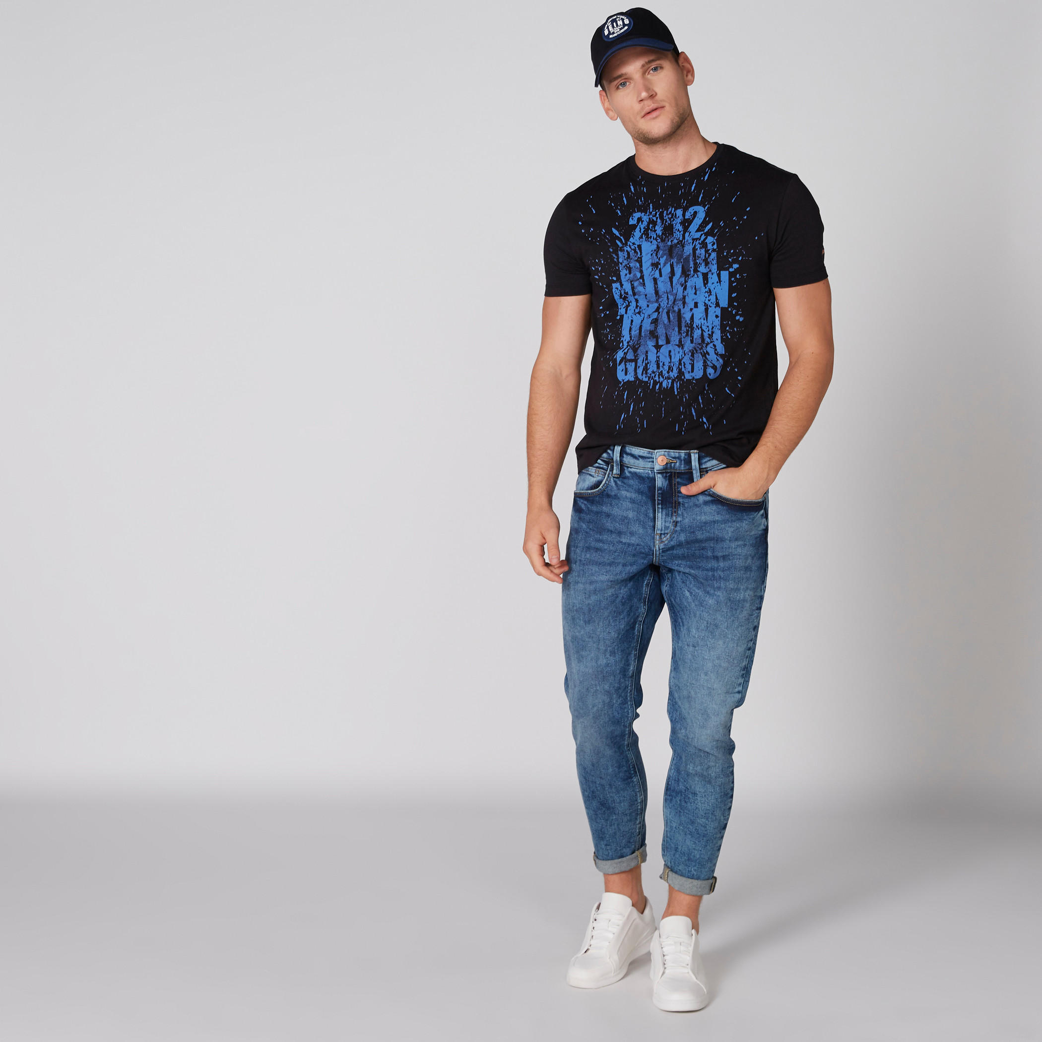 تيشيرت بياقة مستديرة وأكمام قصيرة وطبعات بيينج هيومان-men-clothing-tshirtsandpolos-tshirts-image-3
