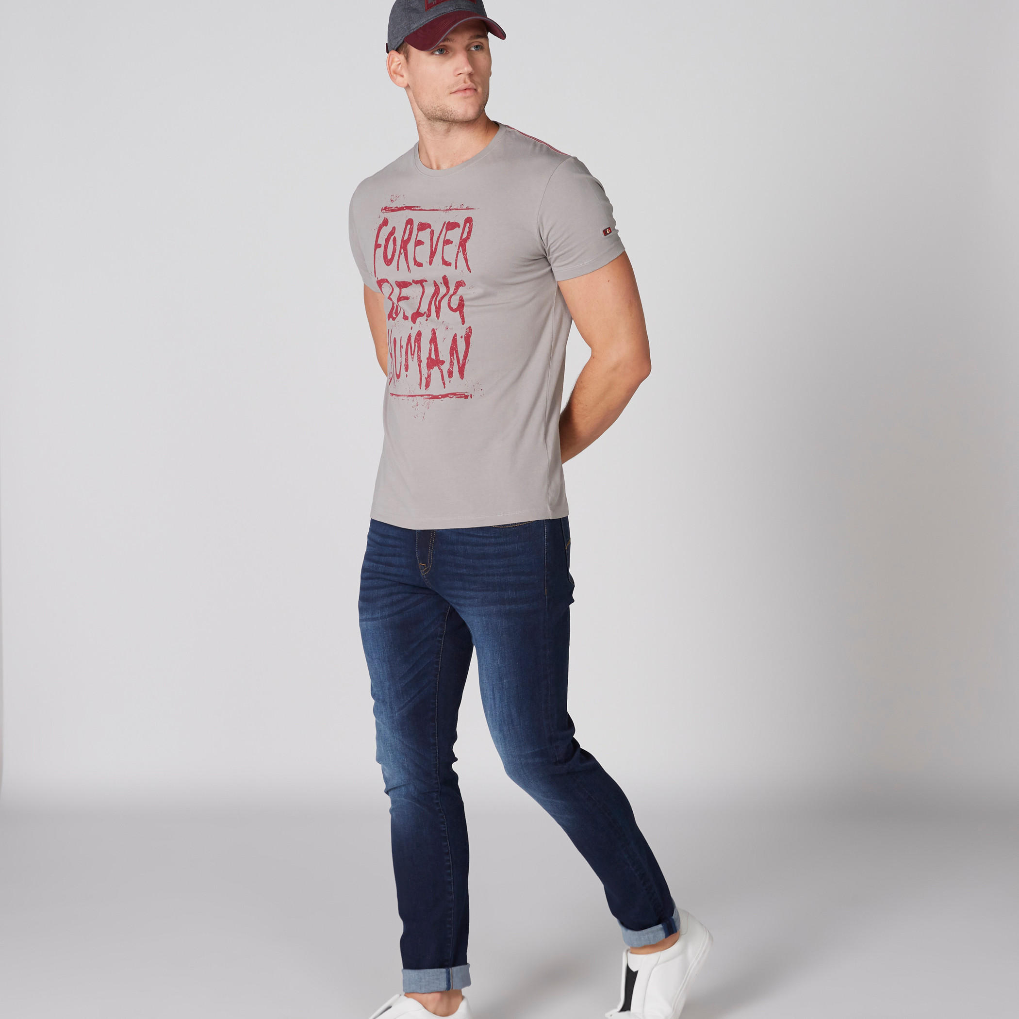 تيشيرت بياقة مستديرة وأكمام قصيرة وطبعات بيينج هيومان-men-clothing-tshirtsandpolos-tshirts-image-1