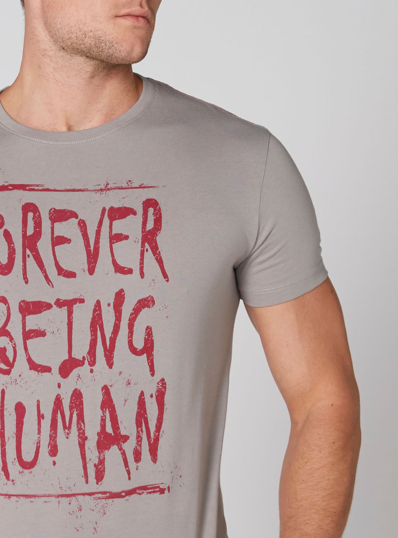 تيشيرت بياقة مستديرة وأكمام قصيرة وطبعات بيينج هيومان-men-clothing-tshirtsandpolos-tshirts-image-4