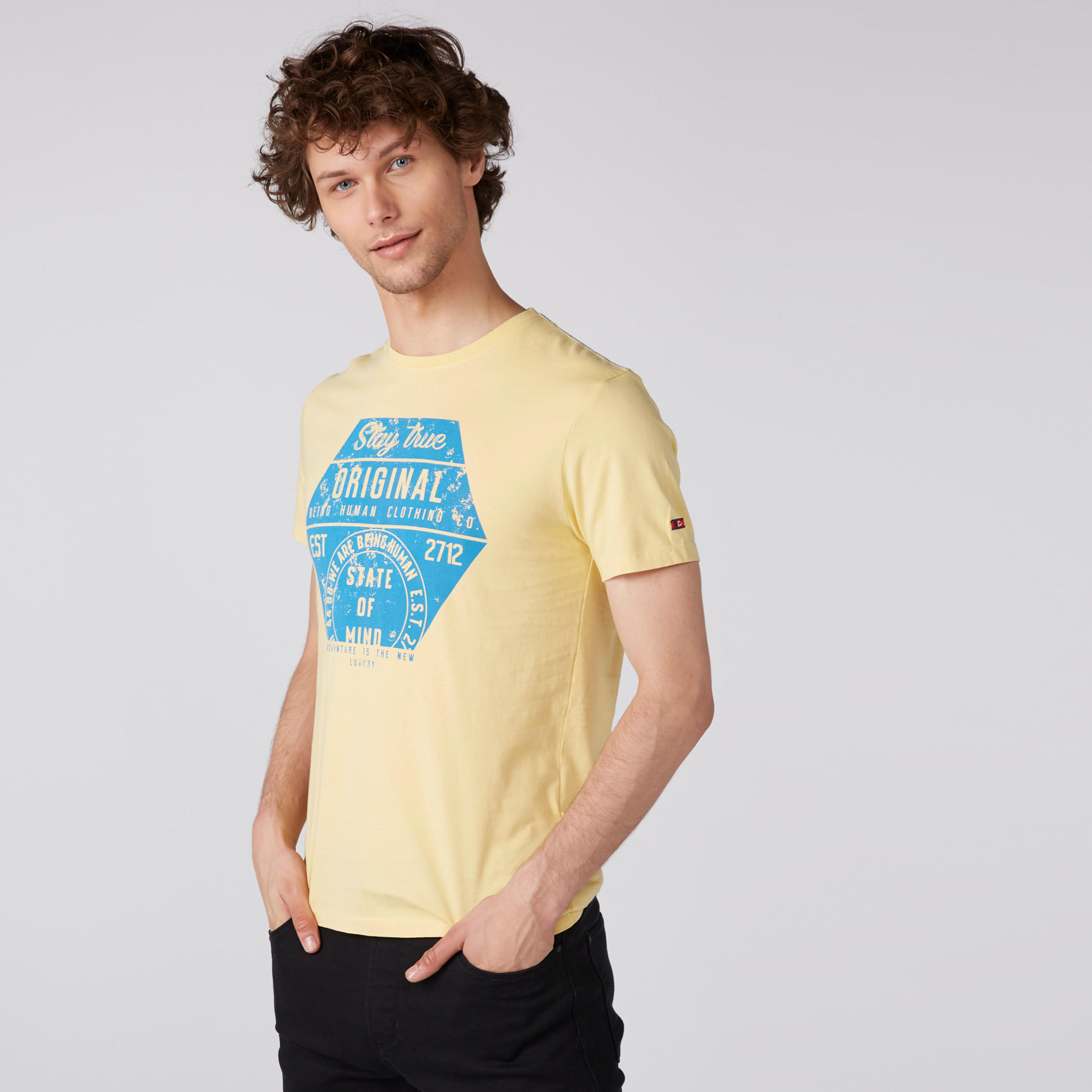 تيشيرت بطبعات وياقة ضيقة وأكمام قصيرة من بيينج هيومان-men-clothing-tshirtsandpolos-tshirts-image-1