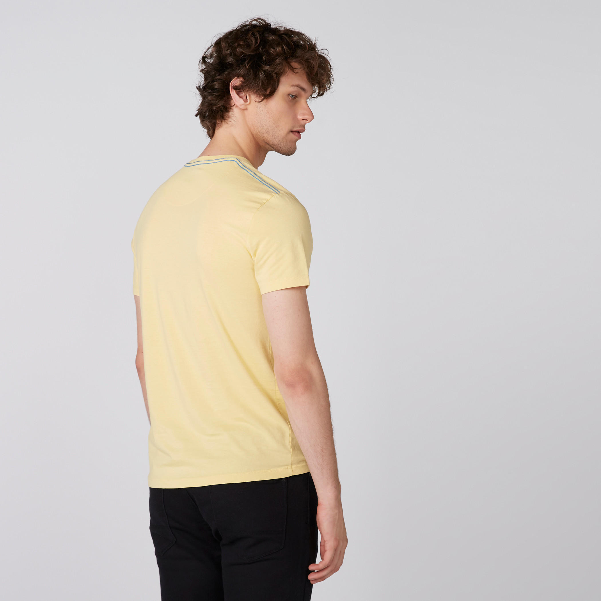 تيشيرت بطبعات وياقة ضيقة وأكمام قصيرة من بيينج هيومان-men-clothing-tshirtsandpolos-tshirts-image-2